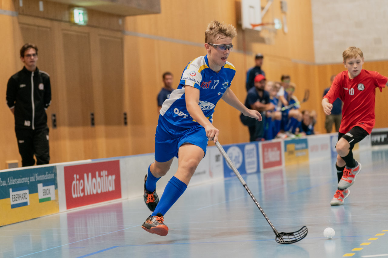 Ruebisbach (Kloten), 21.09.2019, Unihockey Junioren U14/U17 A, Unihockey Basel Regio - Kloten-Dietlikon Jets
(Claudio Schwarz, unihockey-fotos.ch)

Copyright: Claudio Schwarz, unihockey-fotos.ch – Dieses Bild wurde durch swiss unihockey lizenziert und darf ausschliesslich auf den Online-Kanälen von swiss unihockey verwendet werden. Die redaktionelle oder kommerzielle Nutzung durch Dritte (Medien, Vereine, Unternehmen oder Privatpersonen) per Download von diesem flickr-Account ist ausgeschlossen. Das Bild kann bei Interesse via unihockey-fotos.ch kostenpflichtig lizenziert werden. unihockey-fotos.ch behält sich vor, fehlbaren Medien, Vereinen, Unternehmen oder Privatpersonen Bilder mit einem Zuschlag in Rechnung zu stellen.