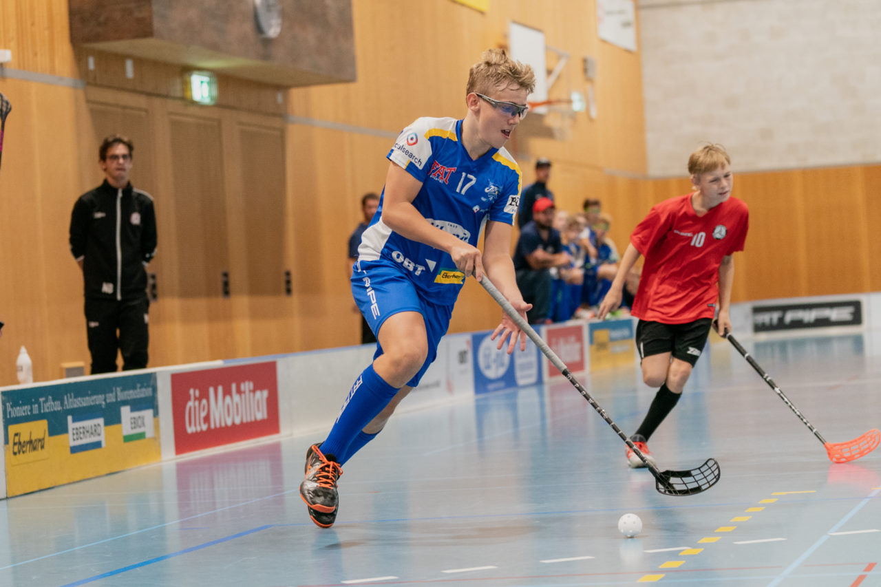 Ruebisbach (Kloten), 21.09.2019, Unihockey Junioren U14/U17 A, Unihockey Basel Regio - Kloten-Dietlikon Jets
(Claudio Schwarz, unihockey-fotos.ch)

Copyright: Claudio Schwarz, unihockey-fotos.ch – Dieses Bild wurde durch swiss unihockey lizenziert und darf ausschliesslich auf den Online-Kanälen von swiss unihockey verwendet werden. Die redaktionelle oder kommerzielle Nutzung durch Dritte (Medien, Vereine, Unternehmen oder Privatpersonen) per Download von diesem flickr-Account ist ausgeschlossen. Das Bild kann bei Interesse via unihockey-fotos.ch kostenpflichtig lizenziert werden. unihockey-fotos.ch behält sich vor, fehlbaren Medien, Vereinen, Unternehmen oder Privatpersonen Bilder mit einem Zuschlag in Rechnung zu stellen.