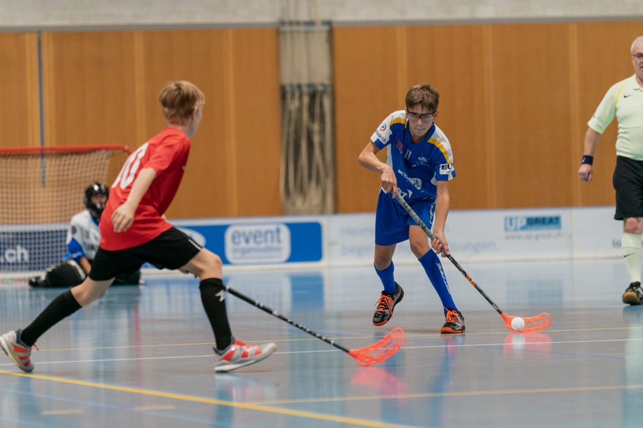 Ruebisbach (Kloten), 21.09.2019, Unihockey Junioren U14/U17 A, Unihockey Basel Regio - Kloten-Dietlikon Jets
(Claudio Schwarz, unihockey-fotos.ch)

Copyright: Claudio Schwarz, unihockey-fotos.ch – Dieses Bild wurde durch swiss unihockey lizenziert und darf ausschliesslich auf den Online-Kanälen von swiss unihockey verwendet werden. Die redaktionelle oder kommerzielle Nutzung durch Dritte (Medien, Vereine, Unternehmen oder Privatpersonen) per Download von diesem flickr-Account ist ausgeschlossen. Das Bild kann bei Interesse via unihockey-fotos.ch kostenpflichtig lizenziert werden. unihockey-fotos.ch behält sich vor, fehlbaren Medien, Vereinen, Unternehmen oder Privatpersonen Bilder mit einem Zuschlag in Rechnung zu stellen.