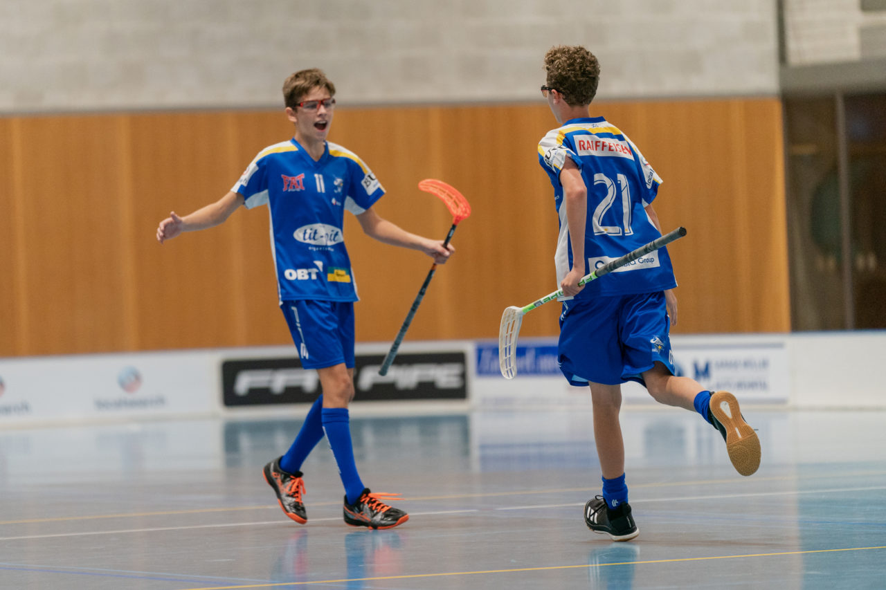 Ruebisbach (Kloten), 21.09.2019, Unihockey Junioren U14/U17 A, Unihockey Basel Regio - Kloten-Dietlikon Jets
(Claudio Schwarz, unihockey-fotos.ch)

Copyright: Claudio Schwarz, unihockey-fotos.ch – Dieses Bild wurde durch swiss unihockey lizenziert und darf ausschliesslich auf den Online-Kanälen von swiss unihockey verwendet werden. Die redaktionelle oder kommerzielle Nutzung durch Dritte (Medien, Vereine, Unternehmen oder Privatpersonen) per Download von diesem flickr-Account ist ausgeschlossen. Das Bild kann bei Interesse via unihockey-fotos.ch kostenpflichtig lizenziert werden. unihockey-fotos.ch behält sich vor, fehlbaren Medien, Vereinen, Unternehmen oder Privatpersonen Bilder mit einem Zuschlag in Rechnung zu stellen.