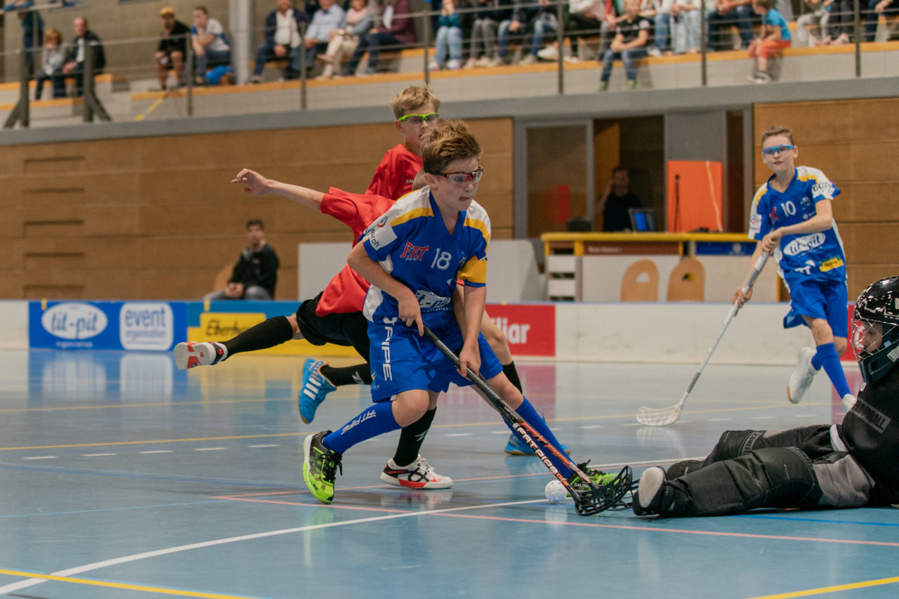 Ruebisbach (Kloten), 21.09.2019, Unihockey Junioren U14/U17 A, Unihockey Basel Regio - Kloten-Dietlikon Jets
(Claudio Schwarz, unihockey-fotos.ch)

Copyright: Claudio Schwarz, unihockey-fotos.ch – Dieses Bild wurde durch swiss unihockey lizenziert und darf ausschliesslich auf den Online-Kanälen von swiss unihockey verwendet werden. Die redaktionelle oder kommerzielle Nutzung durch Dritte (Medien, Vereine, Unternehmen oder Privatpersonen) per Download von diesem flickr-Account ist ausgeschlossen. Das Bild kann bei Interesse via unihockey-fotos.ch kostenpflichtig lizenziert werden. unihockey-fotos.ch behält sich vor, fehlbaren Medien, Vereinen, Unternehmen oder Privatpersonen Bilder mit einem Zuschlag in Rechnung zu stellen.