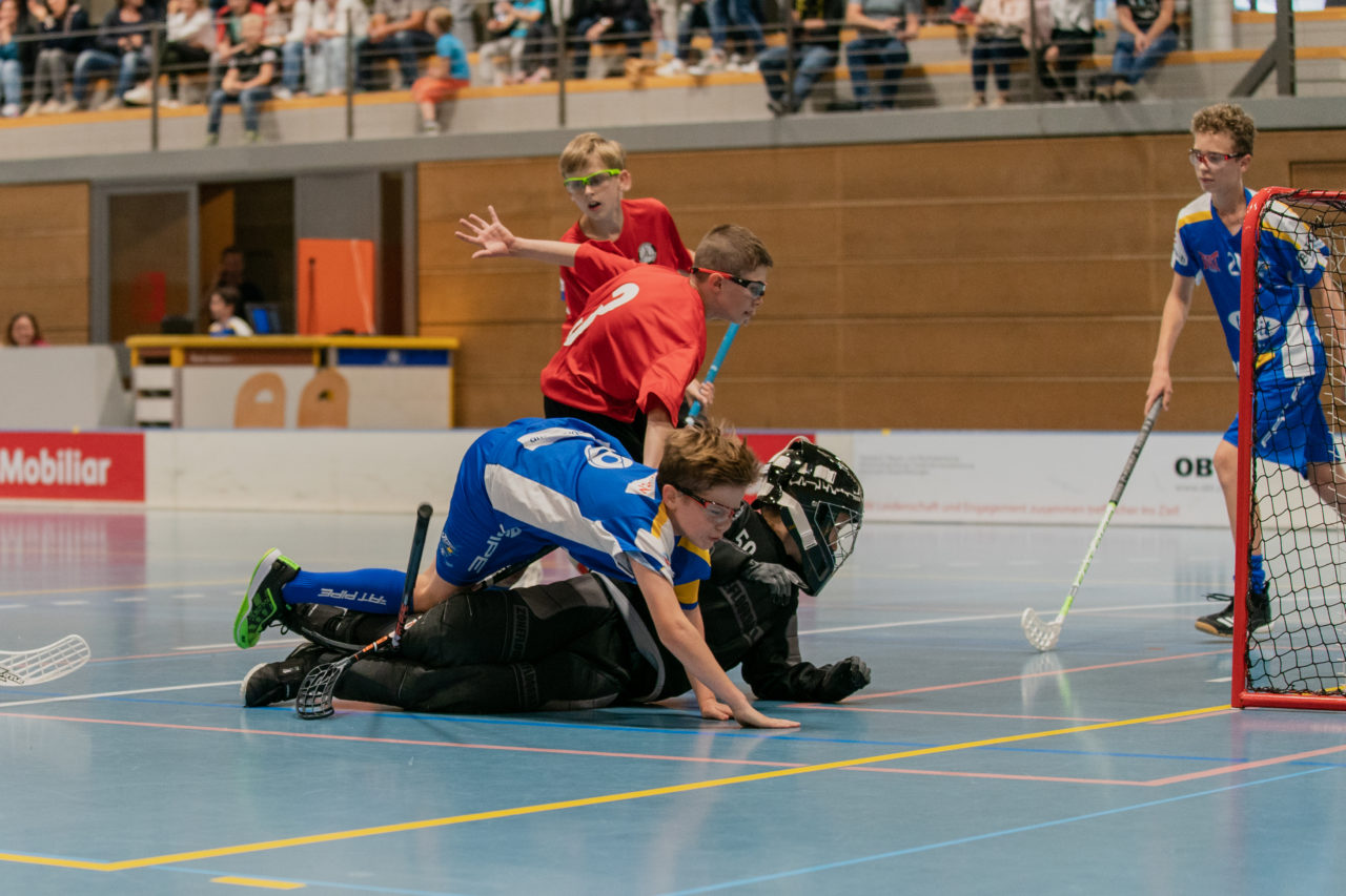 Ruebisbach (Kloten), 21.09.2019, Unihockey Junioren U14/U17 A, Unihockey Basel Regio - Kloten-Dietlikon Jets
(Claudio Schwarz, unihockey-fotos.ch)

Copyright: Claudio Schwarz, unihockey-fotos.ch – Dieses Bild wurde durch swiss unihockey lizenziert und darf ausschliesslich auf den Online-Kanälen von swiss unihockey verwendet werden. Die redaktionelle oder kommerzielle Nutzung durch Dritte (Medien, Vereine, Unternehmen oder Privatpersonen) per Download von diesem flickr-Account ist ausgeschlossen. Das Bild kann bei Interesse via unihockey-fotos.ch kostenpflichtig lizenziert werden. unihockey-fotos.ch behält sich vor, fehlbaren Medien, Vereinen, Unternehmen oder Privatpersonen Bilder mit einem Zuschlag in Rechnung zu stellen.