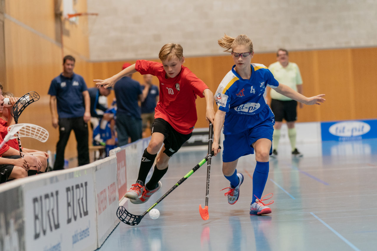 Ruebisbach (Kloten), 21.09.2019, Unihockey Junioren U14/U17 A, Unihockey Basel Regio - Kloten-Dietlikon Jets
(Claudio Schwarz, unihockey-fotos.ch)

Copyright: Claudio Schwarz, unihockey-fotos.ch – Dieses Bild wurde durch swiss unihockey lizenziert und darf ausschliesslich auf den Online-Kanälen von swiss unihockey verwendet werden. Die redaktionelle oder kommerzielle Nutzung durch Dritte (Medien, Vereine, Unternehmen oder Privatpersonen) per Download von diesem flickr-Account ist ausgeschlossen. Das Bild kann bei Interesse via unihockey-fotos.ch kostenpflichtig lizenziert werden. unihockey-fotos.ch behält sich vor, fehlbaren Medien, Vereinen, Unternehmen oder Privatpersonen Bilder mit einem Zuschlag in Rechnung zu stellen.