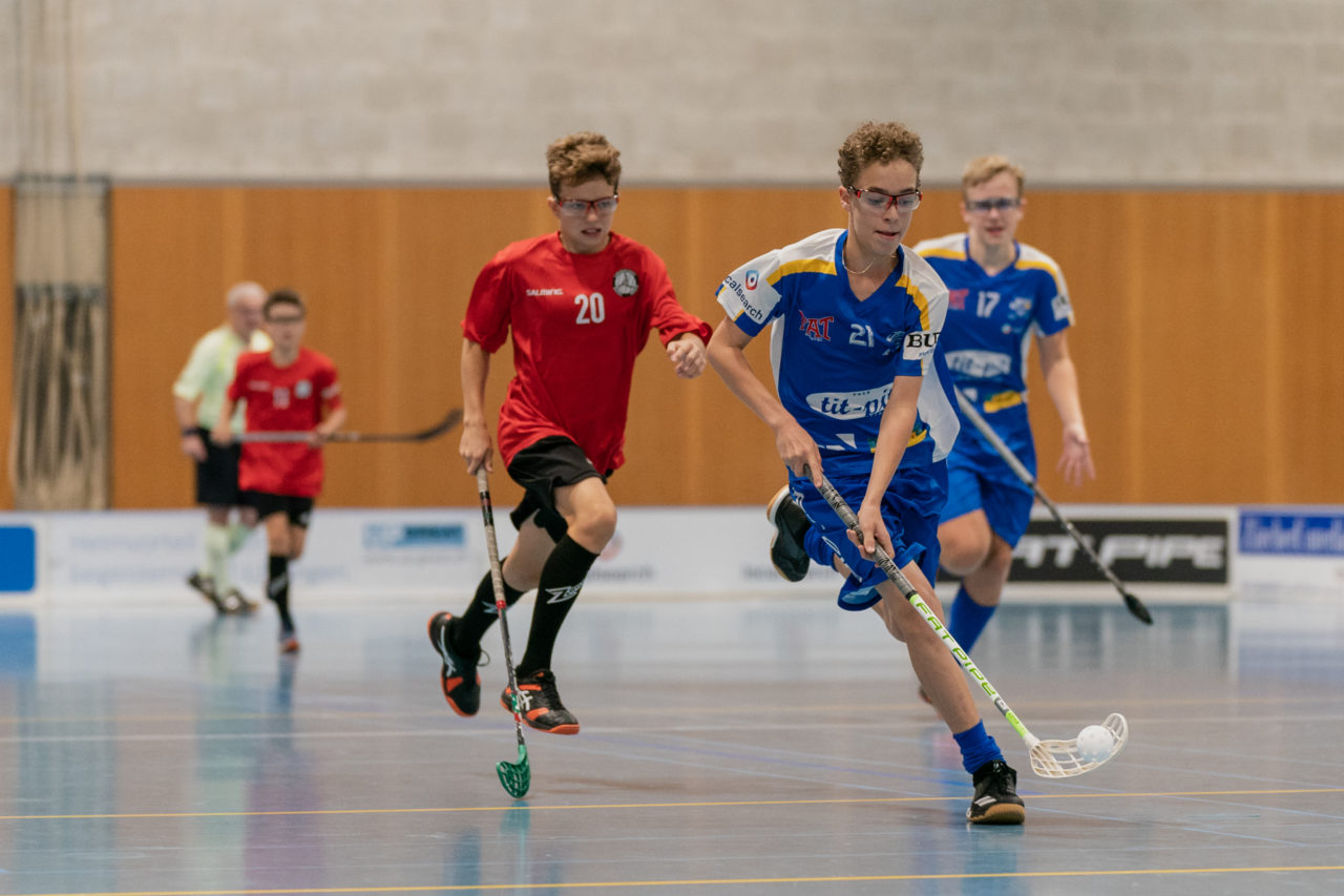 Ruebisbach (Kloten), 21.09.2019, Unihockey Junioren U14/U17 A, Unihockey Basel Regio - Kloten-Dietlikon Jets
(Claudio Schwarz, unihockey-fotos.ch)

Copyright: Claudio Schwarz, unihockey-fotos.ch – Dieses Bild wurde durch swiss unihockey lizenziert und darf ausschliesslich auf den Online-Kanälen von swiss unihockey verwendet werden. Die redaktionelle oder kommerzielle Nutzung durch Dritte (Medien, Vereine, Unternehmen oder Privatpersonen) per Download von diesem flickr-Account ist ausgeschlossen. Das Bild kann bei Interesse via unihockey-fotos.ch kostenpflichtig lizenziert werden. unihockey-fotos.ch behält sich vor, fehlbaren Medien, Vereinen, Unternehmen oder Privatpersonen Bilder mit einem Zuschlag in Rechnung zu stellen.