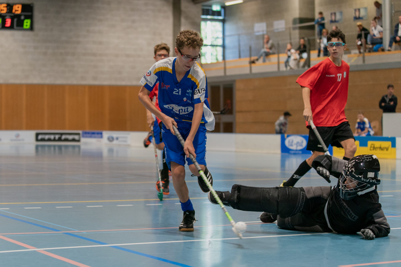 Ruebisbach (Kloten), 21.09.2019, Unihockey Junioren U14/U17 A, Unihockey Basel Regio - Kloten-Dietlikon Jets
(Claudio Schwarz, unihockey-fotos.ch)

Copyright: Claudio Schwarz, unihockey-fotos.ch – Dieses Bild wurde durch swiss unihockey lizenziert und darf ausschliesslich auf den Online-Kanälen von swiss unihockey verwendet werden. Die redaktionelle oder kommerzielle Nutzung durch Dritte (Medien, Vereine, Unternehmen oder Privatpersonen) per Download von diesem flickr-Account ist ausgeschlossen. Das Bild kann bei Interesse via unihockey-fotos.ch kostenpflichtig lizenziert werden. unihockey-fotos.ch behält sich vor, fehlbaren Medien, Vereinen, Unternehmen oder Privatpersonen Bilder mit einem Zuschlag in Rechnung zu stellen.
