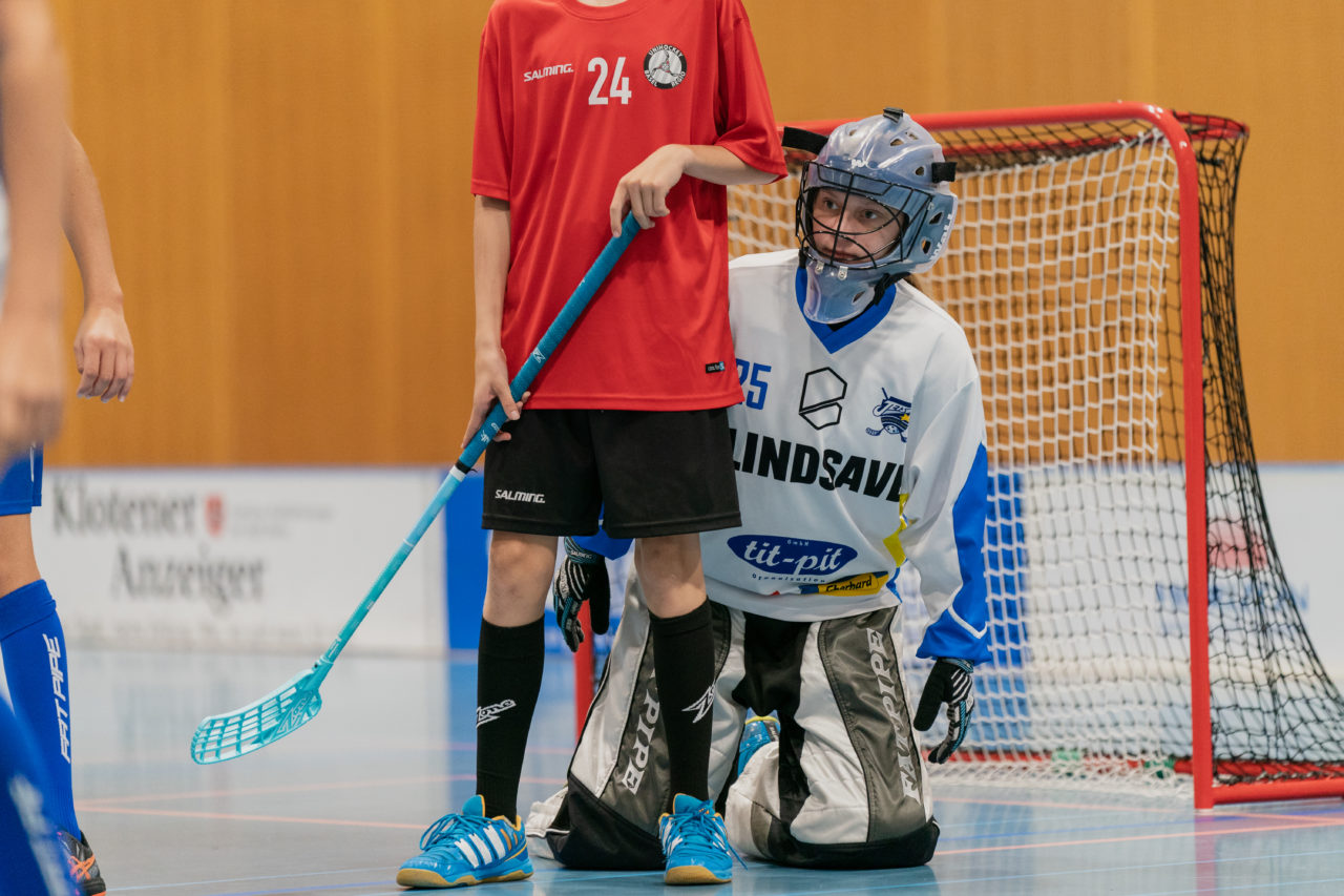 Ruebisbach (Kloten), 21.09.2019, Unihockey Junioren U14/U17 A, Unihockey Basel Regio - Kloten-Dietlikon Jets
(Claudio Schwarz, unihockey-fotos.ch)

Copyright: Claudio Schwarz, unihockey-fotos.ch – Dieses Bild wurde durch swiss unihockey lizenziert und darf ausschliesslich auf den Online-Kanälen von swiss unihockey verwendet werden. Die redaktionelle oder kommerzielle Nutzung durch Dritte (Medien, Vereine, Unternehmen oder Privatpersonen) per Download von diesem flickr-Account ist ausgeschlossen. Das Bild kann bei Interesse via unihockey-fotos.ch kostenpflichtig lizenziert werden. unihockey-fotos.ch behält sich vor, fehlbaren Medien, Vereinen, Unternehmen oder Privatpersonen Bilder mit einem Zuschlag in Rechnung zu stellen.