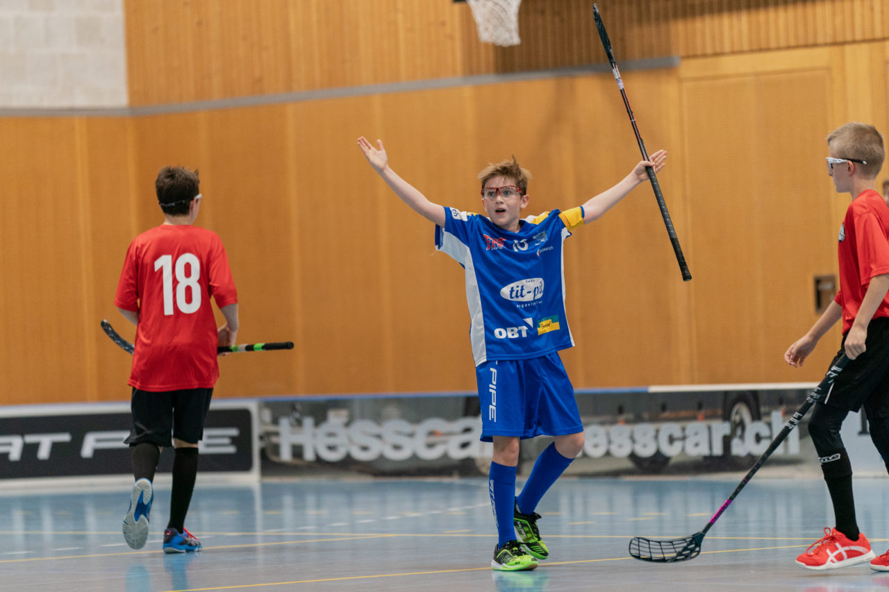 Ruebisbach (Kloten), 21.09.2019, Unihockey Junioren U14/U17 A, Unihockey Basel Regio - Kloten-Dietlikon Jets
(Claudio Schwarz, unihockey-fotos.ch)

Copyright: Claudio Schwarz, unihockey-fotos.ch – Dieses Bild wurde durch swiss unihockey lizenziert und darf ausschliesslich auf den Online-Kanälen von swiss unihockey verwendet werden. Die redaktionelle oder kommerzielle Nutzung durch Dritte (Medien, Vereine, Unternehmen oder Privatpersonen) per Download von diesem flickr-Account ist ausgeschlossen. Das Bild kann bei Interesse via unihockey-fotos.ch kostenpflichtig lizenziert werden. unihockey-fotos.ch behält sich vor, fehlbaren Medien, Vereinen, Unternehmen oder Privatpersonen Bilder mit einem Zuschlag in Rechnung zu stellen.