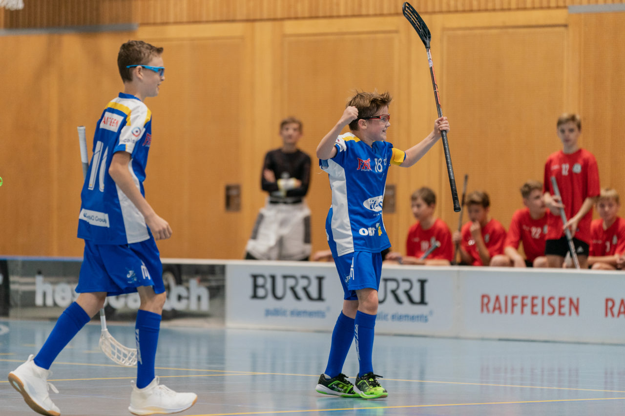Ruebisbach (Kloten), 21.09.2019, Unihockey Junioren U14/U17 A, Unihockey Basel Regio - Kloten-Dietlikon Jets
(Claudio Schwarz, unihockey-fotos.ch)

Copyright: Claudio Schwarz, unihockey-fotos.ch – Dieses Bild wurde durch swiss unihockey lizenziert und darf ausschliesslich auf den Online-Kanälen von swiss unihockey verwendet werden. Die redaktionelle oder kommerzielle Nutzung durch Dritte (Medien, Vereine, Unternehmen oder Privatpersonen) per Download von diesem flickr-Account ist ausgeschlossen. Das Bild kann bei Interesse via unihockey-fotos.ch kostenpflichtig lizenziert werden. unihockey-fotos.ch behält sich vor, fehlbaren Medien, Vereinen, Unternehmen oder Privatpersonen Bilder mit einem Zuschlag in Rechnung zu stellen.