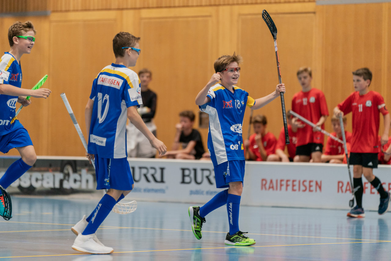 Ruebisbach (Kloten), 21.09.2019, Unihockey Junioren U14/U17 A, Unihockey Basel Regio - Kloten-Dietlikon Jets
(Claudio Schwarz, unihockey-fotos.ch)

Copyright: Claudio Schwarz, unihockey-fotos.ch – Dieses Bild wurde durch swiss unihockey lizenziert und darf ausschliesslich auf den Online-Kanälen von swiss unihockey verwendet werden. Die redaktionelle oder kommerzielle Nutzung durch Dritte (Medien, Vereine, Unternehmen oder Privatpersonen) per Download von diesem flickr-Account ist ausgeschlossen. Das Bild kann bei Interesse via unihockey-fotos.ch kostenpflichtig lizenziert werden. unihockey-fotos.ch behält sich vor, fehlbaren Medien, Vereinen, Unternehmen oder Privatpersonen Bilder mit einem Zuschlag in Rechnung zu stellen.