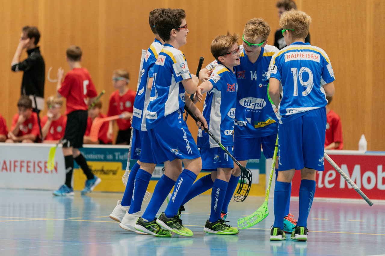 Ruebisbach (Kloten), 21.09.2019, Unihockey Junioren U14/U17 A, Unihockey Basel Regio - Kloten-Dietlikon Jets
(Claudio Schwarz, unihockey-fotos.ch)

Copyright: Claudio Schwarz, unihockey-fotos.ch – Dieses Bild wurde durch swiss unihockey lizenziert und darf ausschliesslich auf den Online-Kanälen von swiss unihockey verwendet werden. Die redaktionelle oder kommerzielle Nutzung durch Dritte (Medien, Vereine, Unternehmen oder Privatpersonen) per Download von diesem flickr-Account ist ausgeschlossen. Das Bild kann bei Interesse via unihockey-fotos.ch kostenpflichtig lizenziert werden. unihockey-fotos.ch behält sich vor, fehlbaren Medien, Vereinen, Unternehmen oder Privatpersonen Bilder mit einem Zuschlag in Rechnung zu stellen.