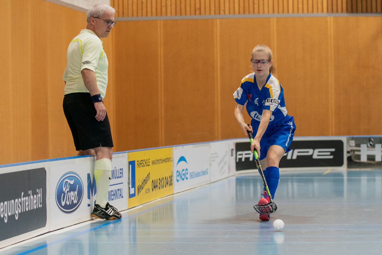 Ruebisbach (Kloten), 21.09.2019, Unihockey Junioren U14/U17 A, Unihockey Basel Regio - Kloten-Dietlikon Jets
(Claudio Schwarz, unihockey-fotos.ch)

Copyright: Claudio Schwarz, unihockey-fotos.ch – Dieses Bild wurde durch swiss unihockey lizenziert und darf ausschliesslich auf den Online-Kanälen von swiss unihockey verwendet werden. Die redaktionelle oder kommerzielle Nutzung durch Dritte (Medien, Vereine, Unternehmen oder Privatpersonen) per Download von diesem flickr-Account ist ausgeschlossen. Das Bild kann bei Interesse via unihockey-fotos.ch kostenpflichtig lizenziert werden. unihockey-fotos.ch behält sich vor, fehlbaren Medien, Vereinen, Unternehmen oder Privatpersonen Bilder mit einem Zuschlag in Rechnung zu stellen.