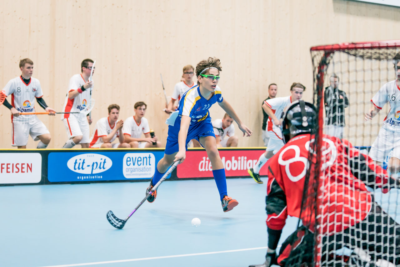 Sporthalle Stighag (Kloten), 12.10.2019, Unihockey Junioren U21 B 5. Runde, Kloten-Dietlikon Jets - RD March-Höfe Altendorf, Mike Rickenbacher (Nr. 23, Kloten-Dietlikon Jets) spielt den Ball einhändig

(Claudio Schwarz, unihockey-fotos.ch)