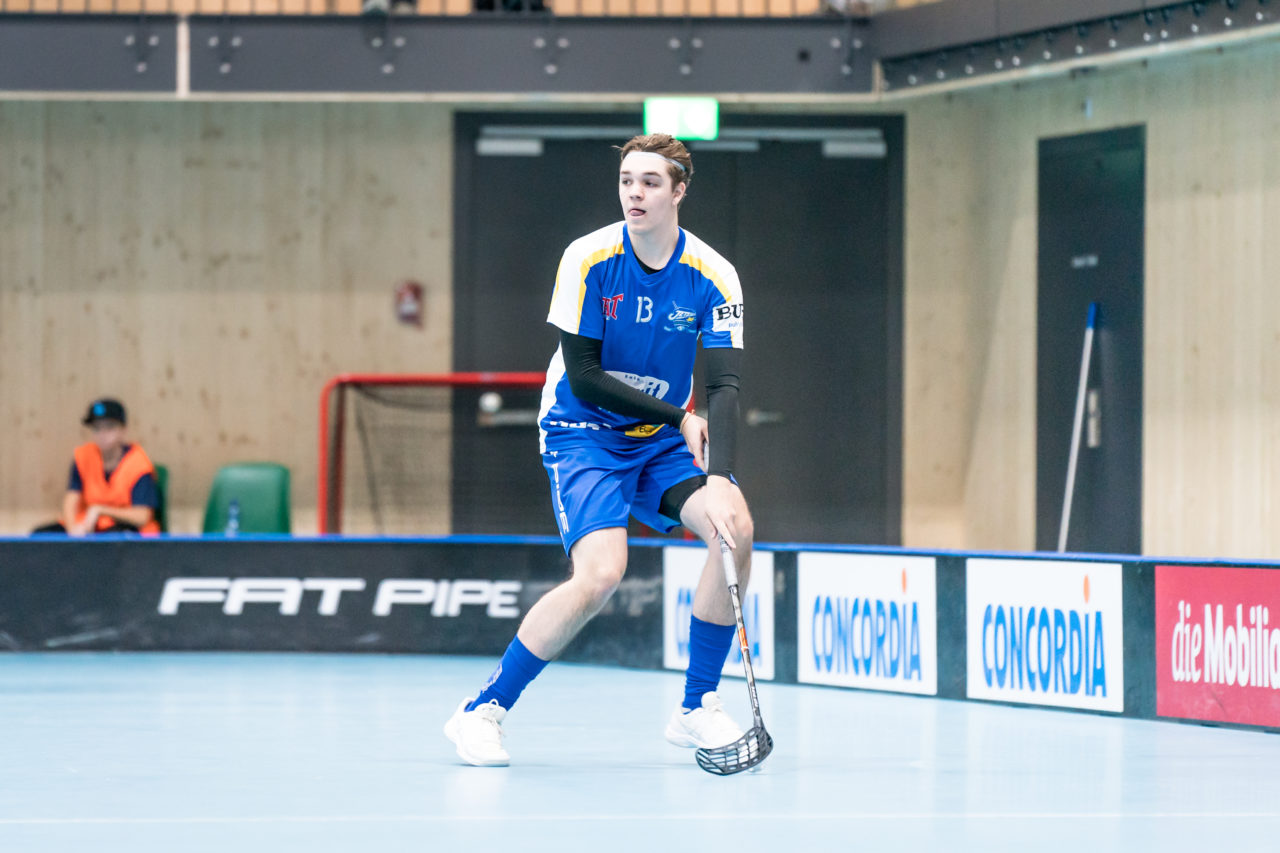 Sporthalle Stighag (Kloten), 12.10.2019, Unihockey Junioren U21 B 5. Runde, Kloten-Dietlikon Jets - RD March-Höfe Altendorf, Jason Looser (Nr. 13, Kloten-Dietlikon Jets) am Ball

(Claudio Schwarz, unihockey-fotos.ch)