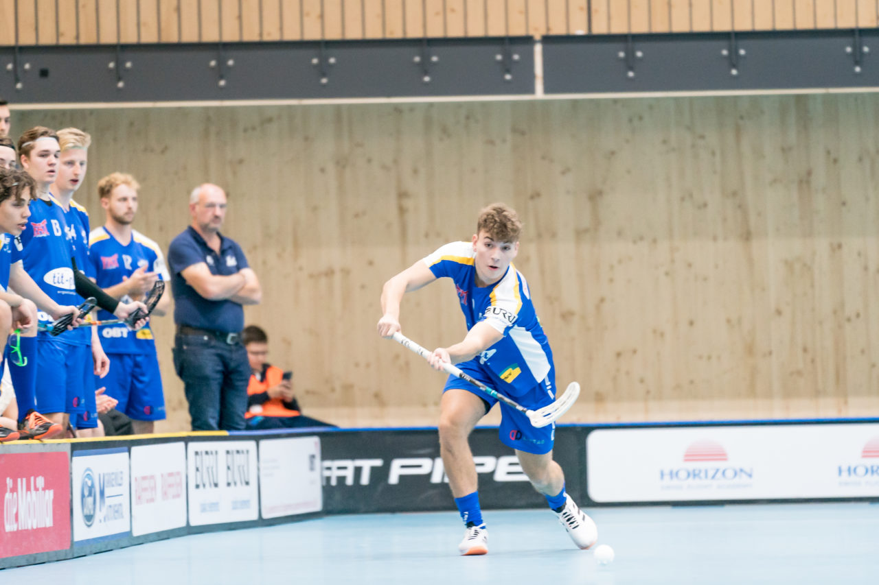 Sporthalle Stighag (Kloten), 12.10.2019, Unihockey Junioren U21 B 5. Runde, Kloten-Dietlikon Jets - RD March-Höfe Altendorf, Loris Alberini (Nr. 9, Kloten-Dietlikon Jets) spielt den Ball

(Claudio Schwarz, unihockey-fotos.ch)