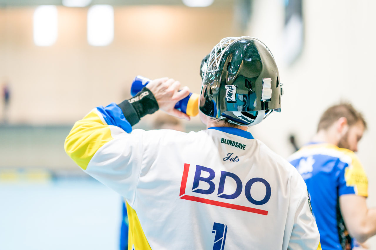 Sporthalle Stighag (Kloten), 12.10.2019, Unihockey Herren NLB 7. Runde, Kloten-Dietlikon Jets - RD March-Höfe Altendorf, Simon Bergström (Nr. 1, Kloten-Dietlikon Jets) nimmt einen Schluck

(Claudio Schwarz, unihockey-fotos.ch)