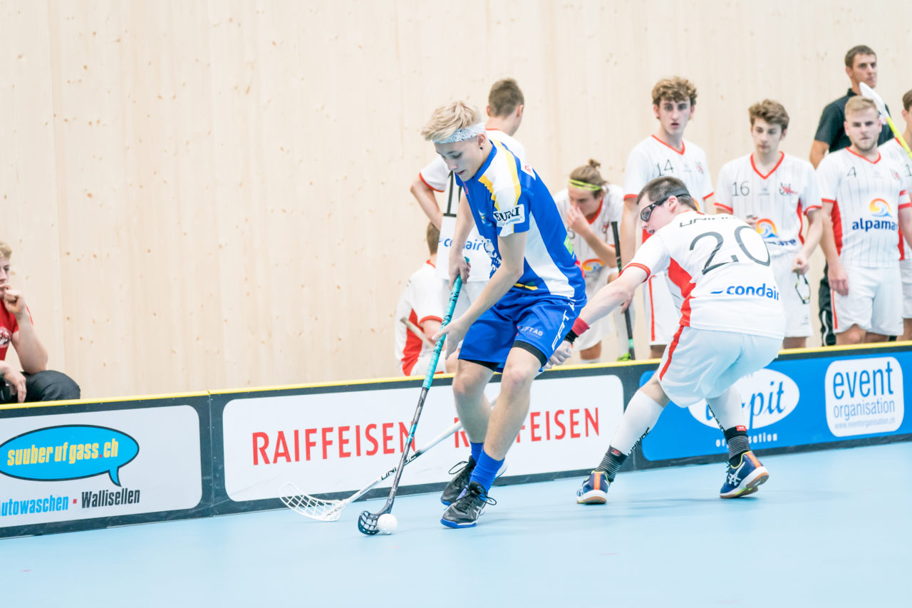 Sporthalle Stighag (Kloten), 12.10.2019, Unihockey Junioren U21 B 5. Runde, Kloten-Dietlikon Jets - RD March-Höfe Altendorf, Nick Christen (Nr. 11, Kloten-Dietlikon Jets) zieht an Jürgen Züger (Nr. 20, RD March-Höfe Altendorf) vorbei

(Claudio Schwarz, unihockey-fotos.ch)