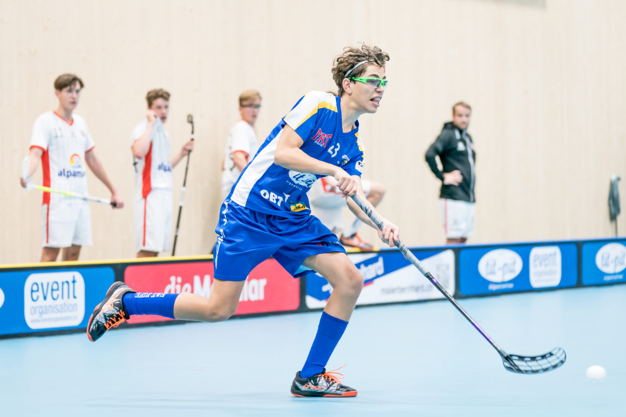 Sporthalle Stighag (Kloten), 12.10.2019, Unihockey Junioren U21 B 5. Runde, Kloten-Dietlikon Jets - RD March-Höfe Altendorf, Mike Rickenbacher (Nr. 23, Kloten-Dietlikon Jets) schiesst

(Claudio Schwarz, unihockey-fotos.ch)