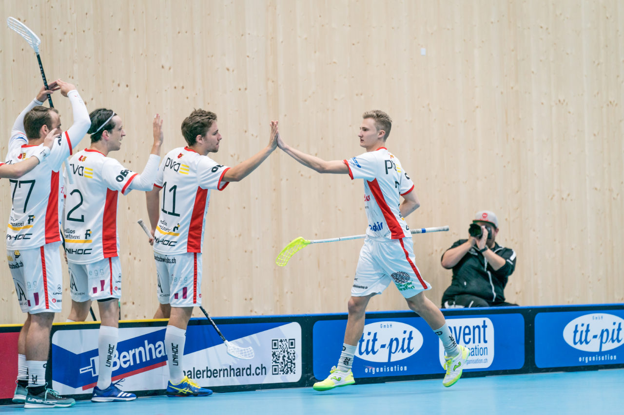 Sporthalle Stighag (Kloten), 12.10.2019, Unihockey Herren NLB 7. Runde, Kloten-Dietlikon Jets - RD March-Höfe Altendorf, Daan van Welie (Nr. 7, RD March-Höfe Altendorf) klatscht bei seinen Kollegen ab

(Claudio Schwarz, unihockey-fotos.ch)