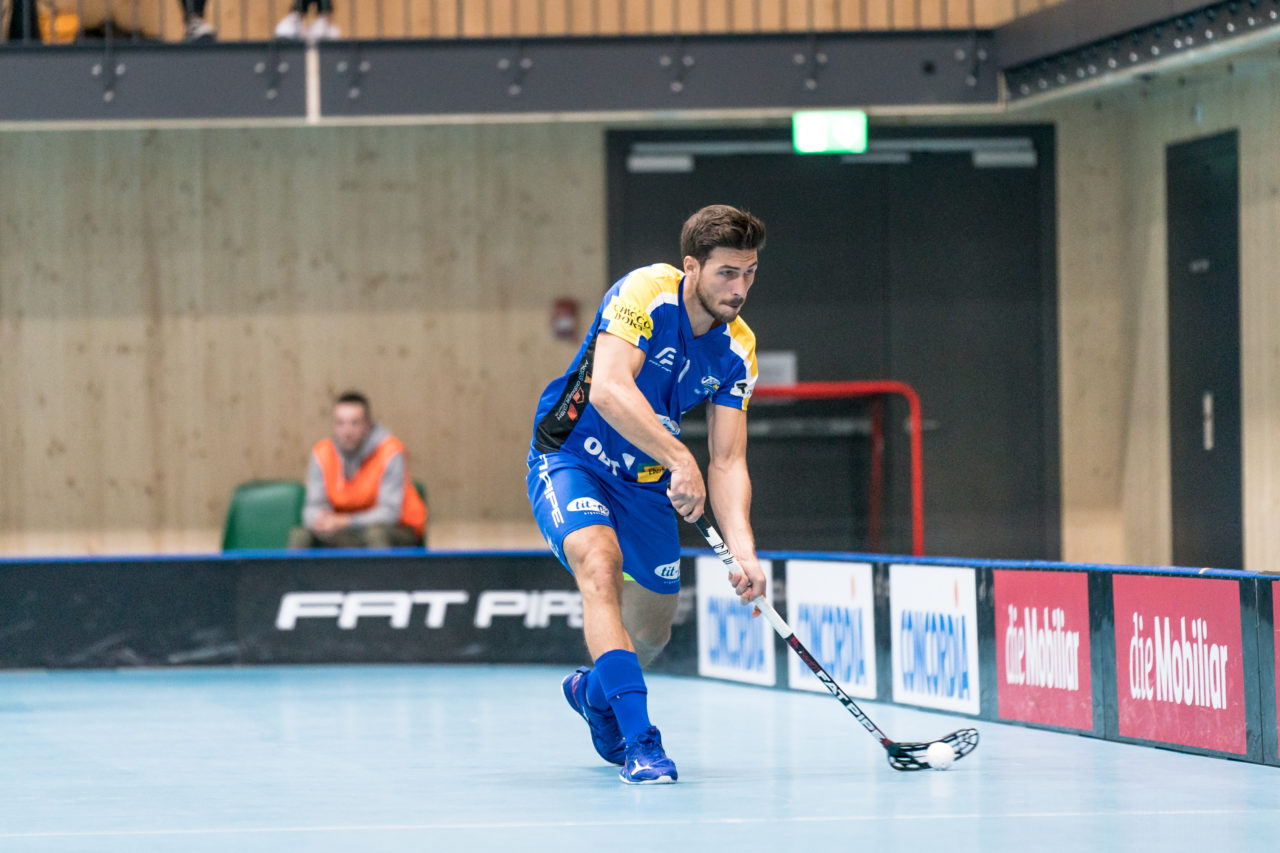 Sporthalle Stighag (Kloten), 12.10.2019, Unihockey Herren NLB 7. Runde, Kloten-Dietlikon Jets - RD March-Höfe Altendorf, Michael Schmied (Nr. 11, Kloten-Dietlikon Jets) spielt den Ball

(Claudio Schwarz, unihockey-fotos.ch)