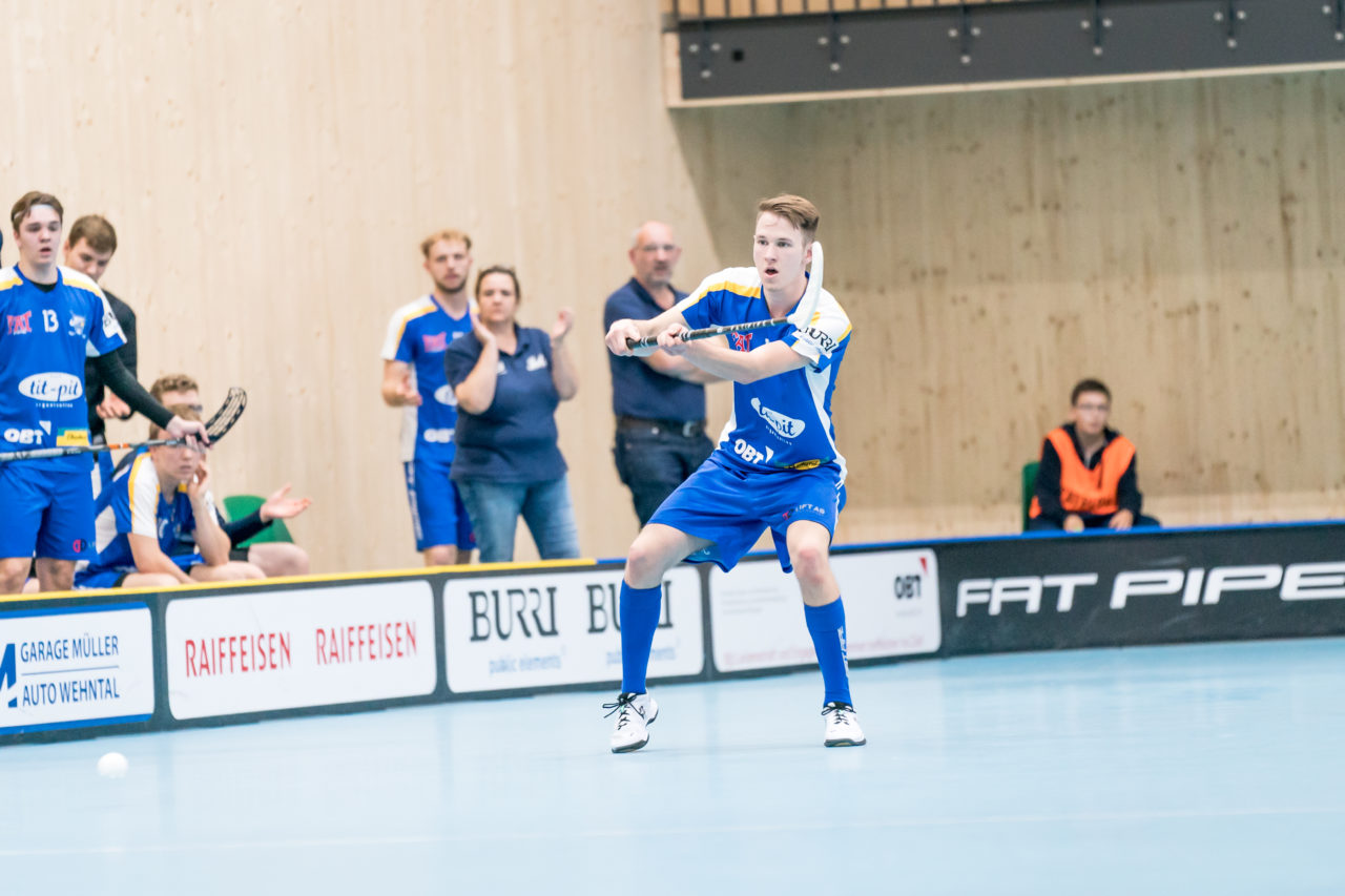 Sporthalle Stighag (Kloten), 12.10.2019, Unihockey Junioren U21 B 5. Runde, Kloten-Dietlikon Jets - RD March-Höfe Altendorf, Martin Sauter (Nr. 17, Kloten-Dietlikon Jets) spielt den Ball

(Claudio Schwarz, unihockey-fotos.ch)