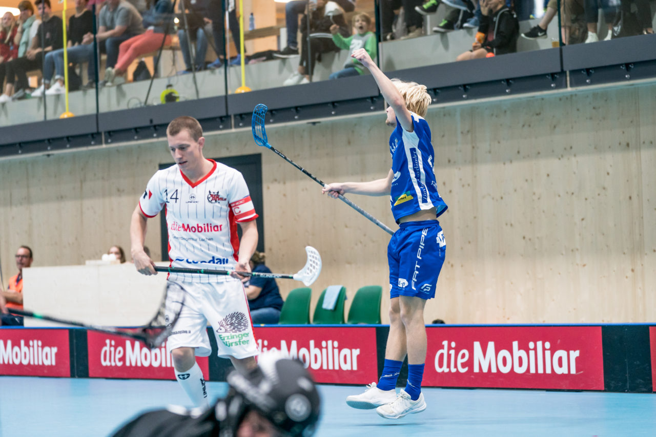 Sporthalle Stighag (Kloten), 12.10.2019, Unihockey Herren NLB 7. Runde, Kloten-Dietlikon Jets - RD March-Höfe Altendorf, Torjubel von Emil Johansson (Nr. 66, Kloten-Dietlikon Jets)

(Claudio Schwarz, unihockey-fotos.ch)
