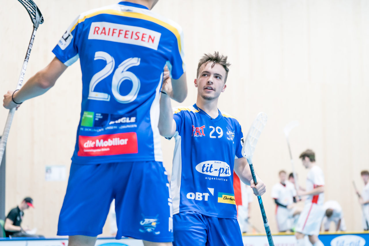 Sporthalle Stighag (Kloten), 12.10.2019, Unihockey Junioren U21 B 5. Runde, Kloten-Dietlikon Jets - RD March-Höfe Altendorf, Handshake von Pascal Giger (Nr. 29, Kloten-Dietlikon Jets) und Rodrigo Hitz (Nr. 26, Kloten-Dietlikon Jets)

(Claudio Schwarz, unihockey-fotos.ch)