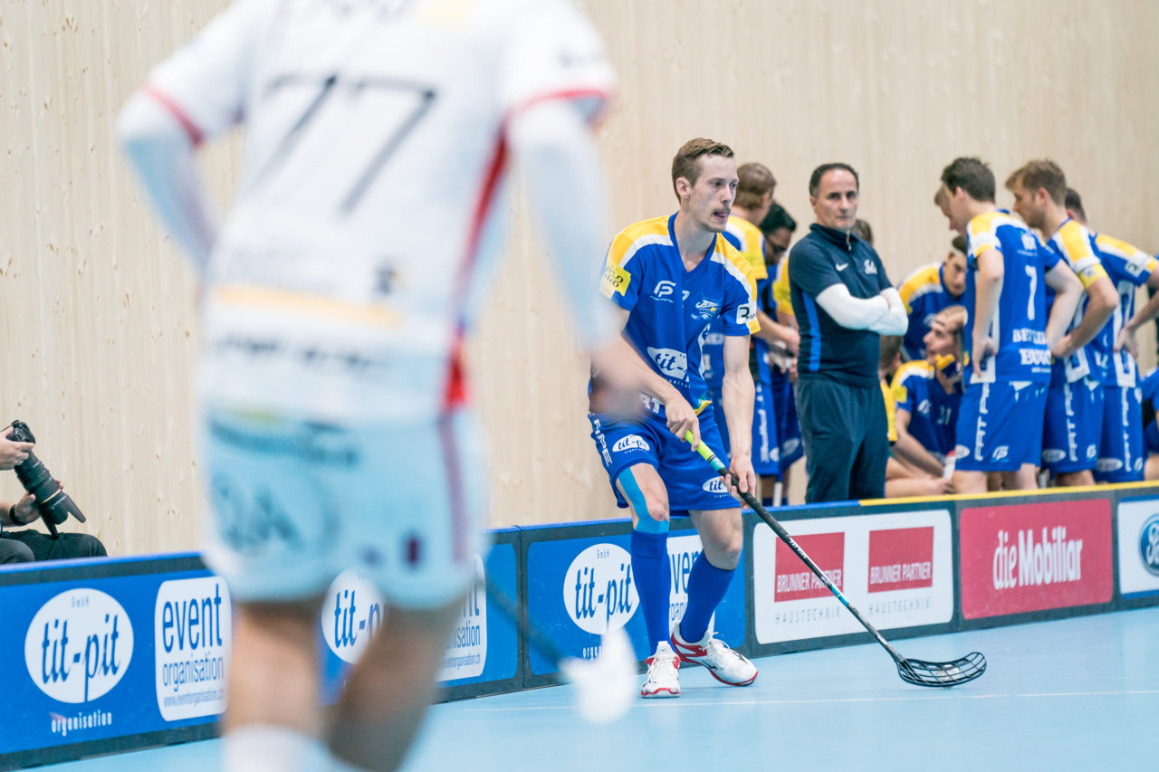 Sporthalle Stighag (Kloten), 12.10.2019, Unihockey Herren NLB 7. Runde, Kloten-Dietlikon Jets - RD March-Höfe Altendorf, Basile Diem (Nr. 27, Kloten-Dietlikon Jets) am Ball

(Claudio Schwarz, unihockey-fotos.ch)