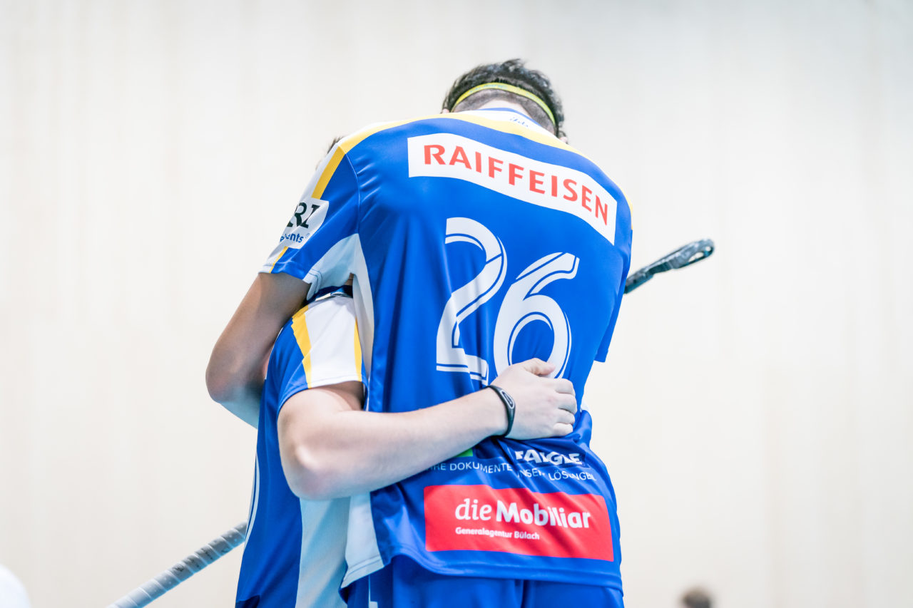 Sporthalle Stighag (Kloten), 12.10.2019, Unihockey Junioren U21 B 5. Runde, Kloten-Dietlikon Jets - RD March-Höfe Altendorf, Rodrigo Hitz (Nr. 26, Kloten-Dietlikon Jets) umarmt Pascal Giger (Nr. 29, Kloten-Dietlikon Jets)

(Claudio Schwarz, unihockey-fotos.ch)