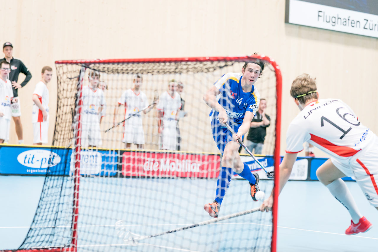 Sporthalle Stighag (Kloten), 12.10.2019, Unihockey Junioren U21 B 5. Runde, Kloten-Dietlikon Jets - RD March-Höfe Altendorf, Siro Zahner (Nr. 24, Kloten-Dietlikon Jets) schiesst ins leere Tor

(Claudio Schwarz, unihockey-fotos.ch)