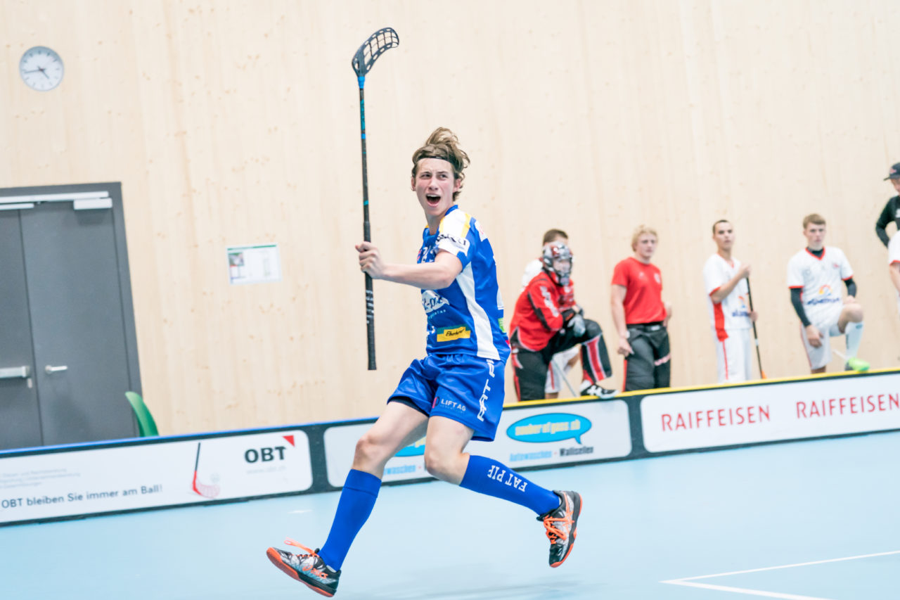 Sporthalle Stighag (Kloten), 12.10.2019, Unihockey Junioren U21 B 5. Runde, Kloten-Dietlikon Jets - RD March-Höfe Altendorf, Torjubel von Siro Zahner (Nr. 24, Kloten-Dietlikon Jets)

(Claudio Schwarz, unihockey-fotos.ch)