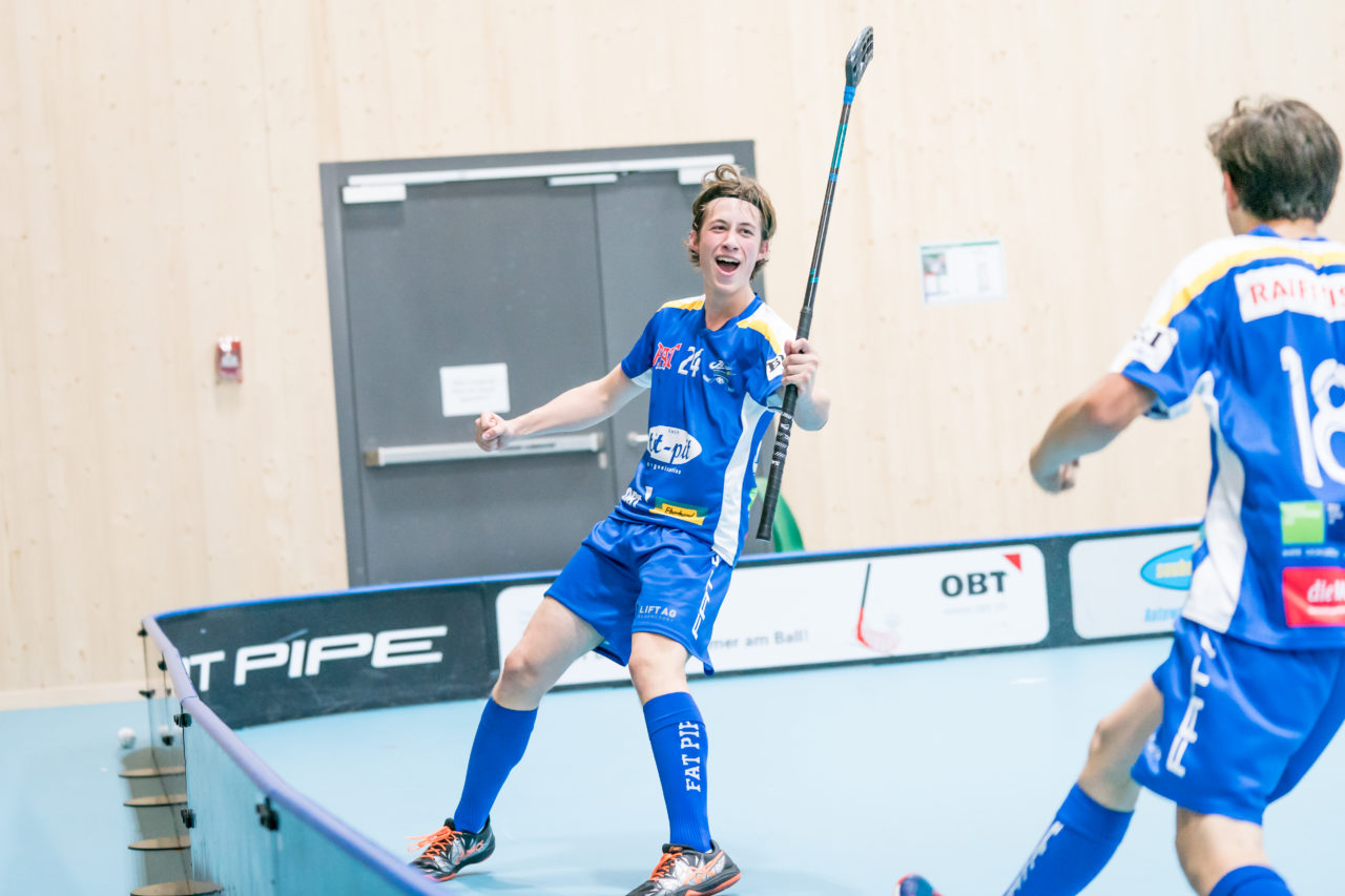 Sporthalle Stighag (Kloten), 12.10.2019, Unihockey Junioren U21 B 5. Runde, Kloten-Dietlikon Jets - RD March-Höfe Altendorf, Torjubel von Siro Zahner (Nr. 24, Kloten-Dietlikon Jets)

(Claudio Schwarz, unihockey-fotos.ch)