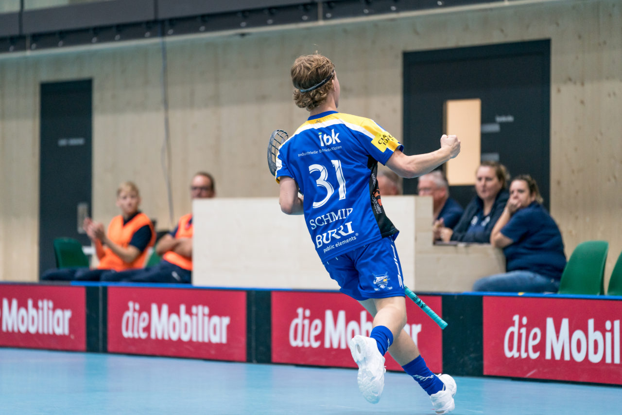 Sporthalle Stighag (Kloten), 12.10.2019, Unihockey Herren NLB 7. Runde, Kloten-Dietlikon Jets - RD March-Höfe Altendorf, Mischa Schmid (Nr. 31, Kloten-Dietlikon Jets) bejubelt seinen Treffer

(Claudio Schwarz, unihockey-fotos.ch)