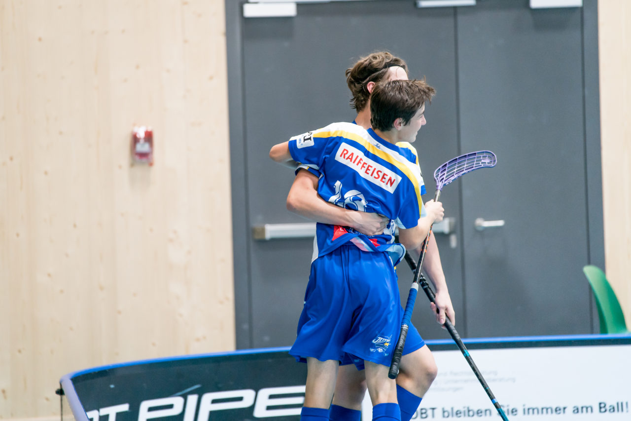 Sporthalle Stighag (Kloten), 12.10.2019, Unihockey Junioren U21 B 5. Runde, Kloten-Dietlikon Jets - RD March-Höfe Altendorf, Siro Zahner (Nr. 24, Kloten-Dietlikon Jets) und Tim Zahner (Nr. 18, Kloten-Dietlikon Jets) bejubeln einen Treffer

(Claudio Schwarz, unihockey-fotos.ch)