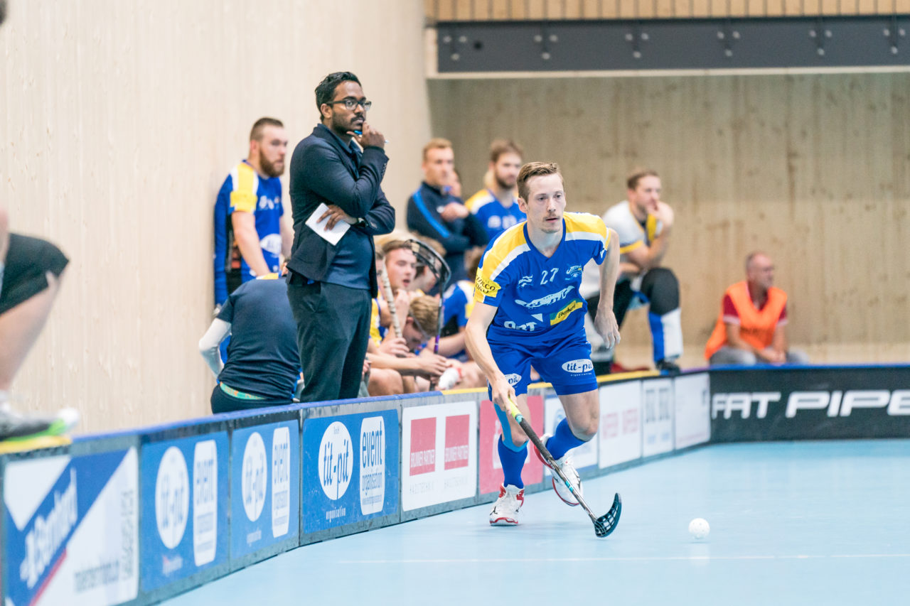 Sporthalle Stighag (Kloten), 12.10.2019, Unihockey Herren NLB 7. Runde, Kloten-Dietlikon Jets - RD March-Höfe Altendorf, Basile Diem (Nr. 27, Kloten-Dietlikon Jets) am Ball

(Claudio Schwarz, unihockey-fotos.ch)