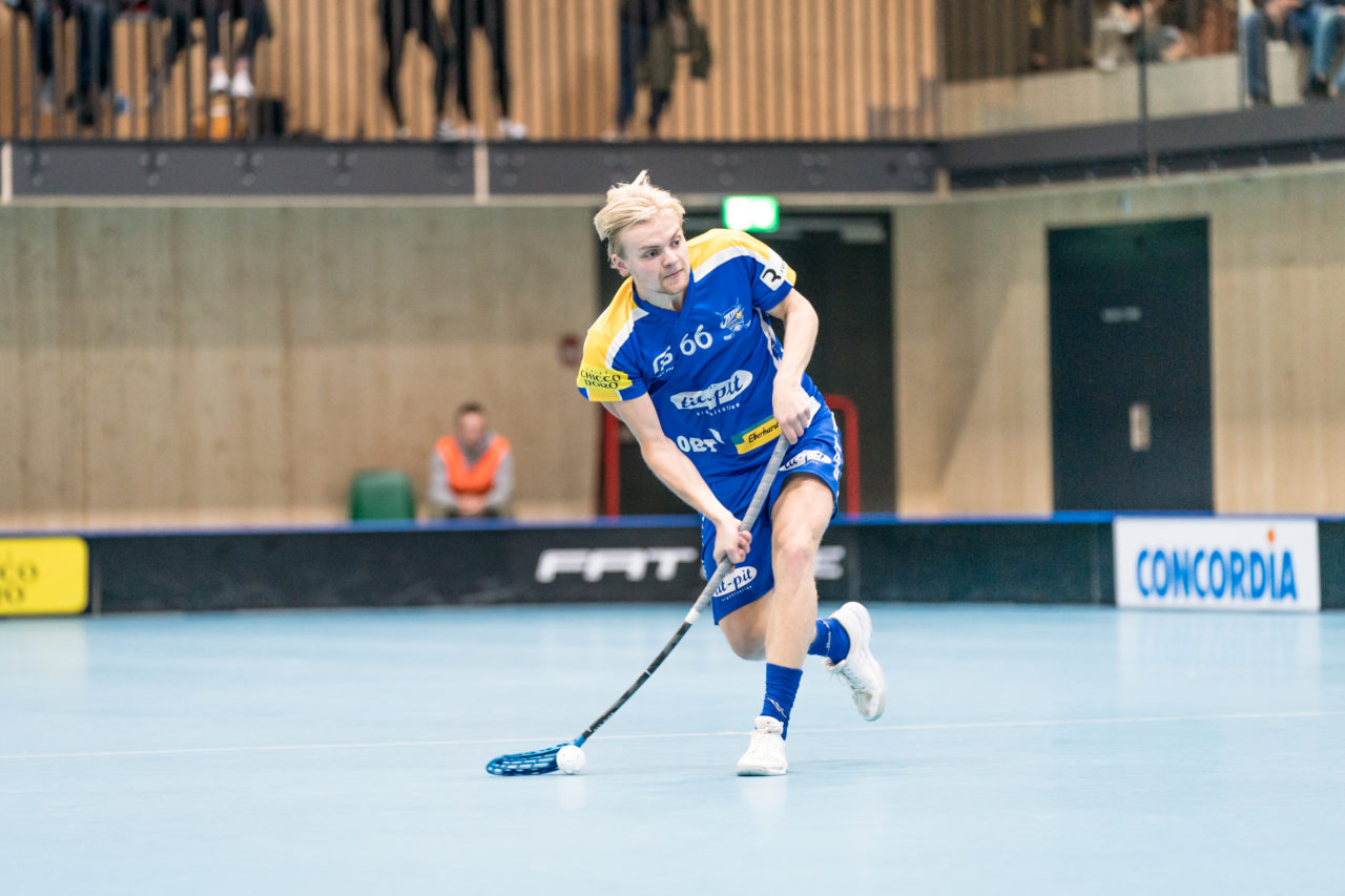 Sporthalle Stighag (Kloten), 12.10.2019, Unihockey Herren NLB 7. Runde, Kloten-Dietlikon Jets - RD March-Höfe Altendorf, Emil Johansson (Nr. 66, Kloten-Dietlikon Jets) zieht ab

(Claudio Schwarz, unihockey-fotos.ch)