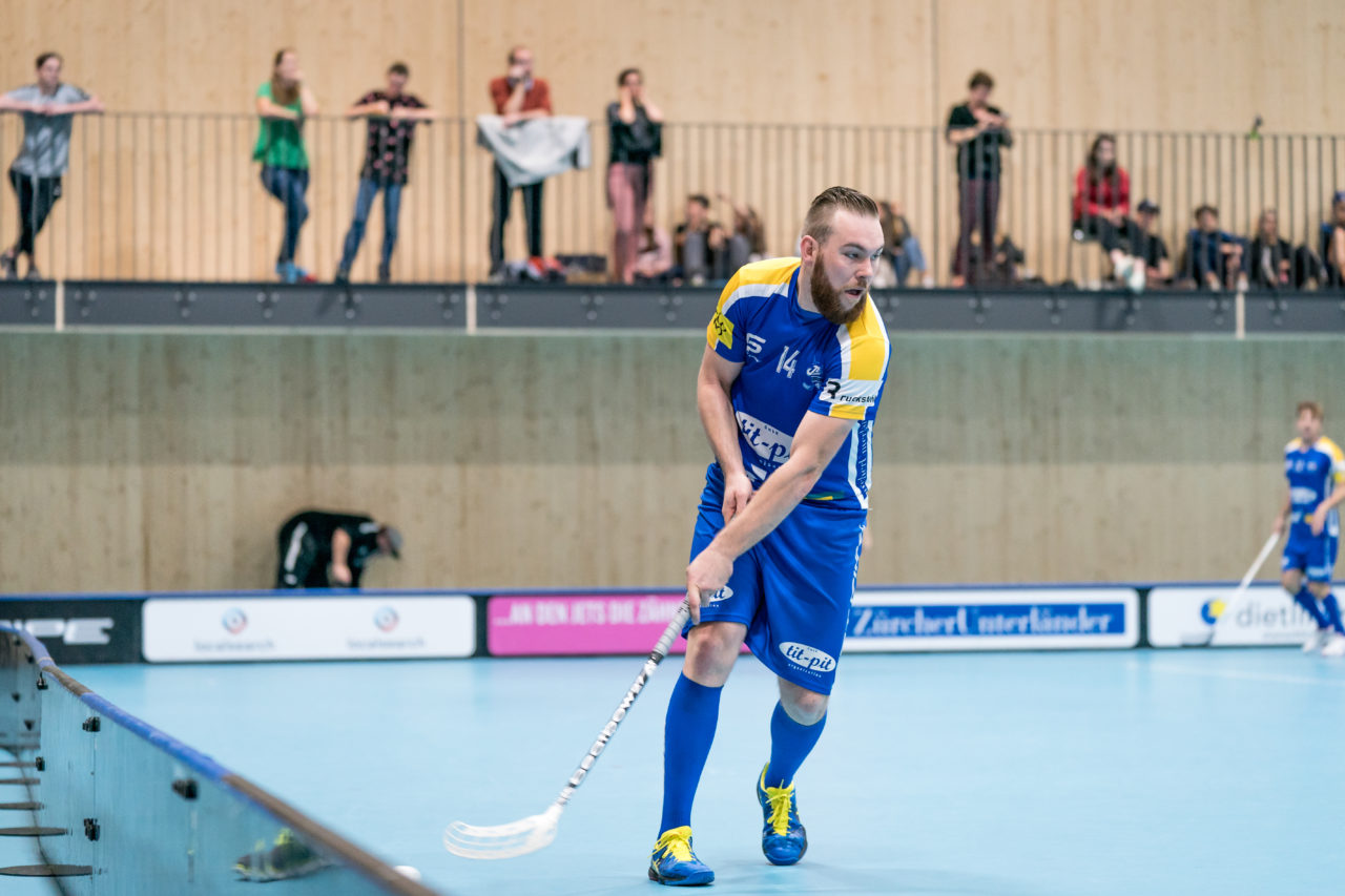 Sporthalle Stighag (Kloten), 12.10.2019, Unihockey Herren NLB 7. Runde, Kloten-Dietlikon Jets - RD March-Höfe Altendorf, Yannick Steffen (Nr. 14, Kloten-Dietlikon Jets) spielt den Ball weg

(Claudio Schwarz, unihockey-fotos.ch)