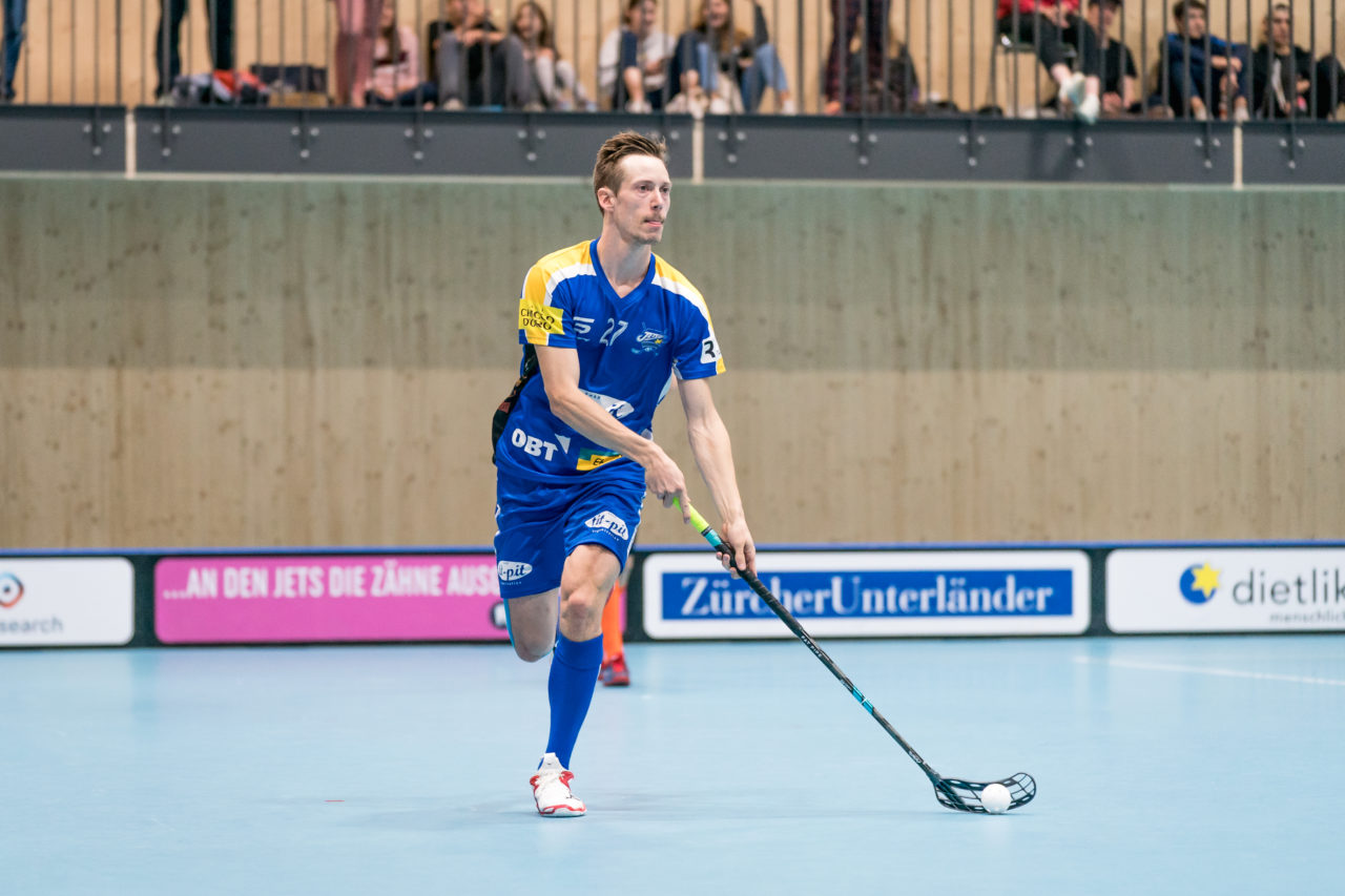 Sporthalle Stighag (Kloten), 12.10.2019, Unihockey Herren NLB 7. Runde, Kloten-Dietlikon Jets - RD March-Höfe Altendorf, Basile Diem (Nr. 27, Kloten-Dietlikon Jets) am Ball

(Claudio Schwarz, unihockey-fotos.ch)
