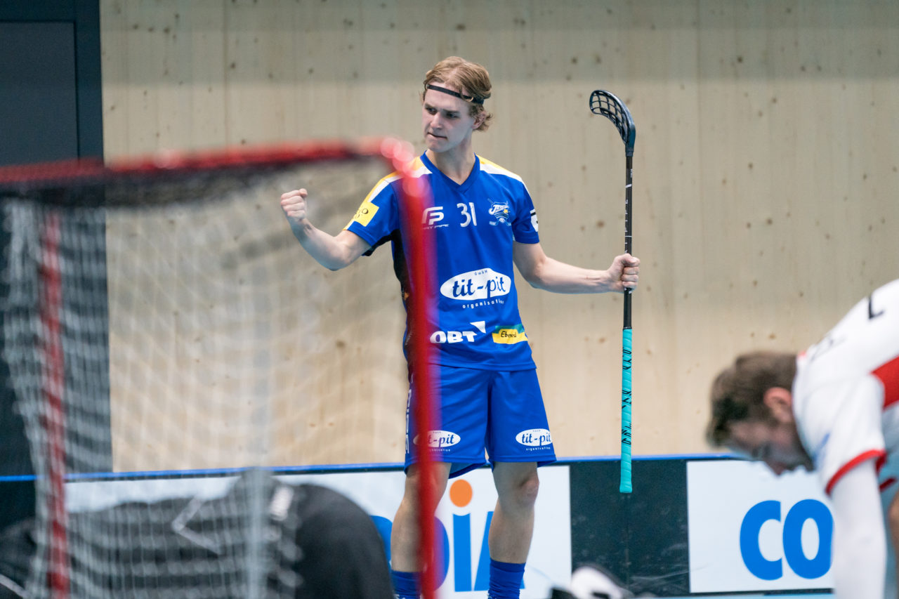 Sporthalle Stighag (Kloten), 12.10.2019, Unihockey Herren NLB 7. Runde, Kloten-Dietlikon Jets - RD March-Höfe Altendorf, Mischa Schmid (Nr. 31, Kloten-Dietlikon Jets) bejubelt seinen 2. Treffer

(Claudio Schwarz, unihockey-fotos.ch)