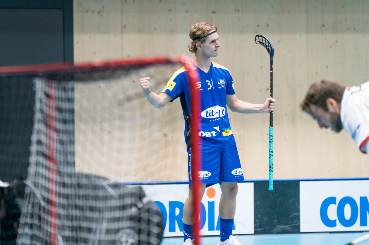 Sporthalle Stighag (Kloten), 12.10.2019, Unihockey Herren NLB 7. Runde, Kloten-Dietlikon Jets - RD March-Höfe Altendorf, Mischa Schmid (Nr. 31, Kloten-Dietlikon Jets) bejubelt seinen 2. Treffer

(Claudio Schwarz, unihockey-fotos.ch)
