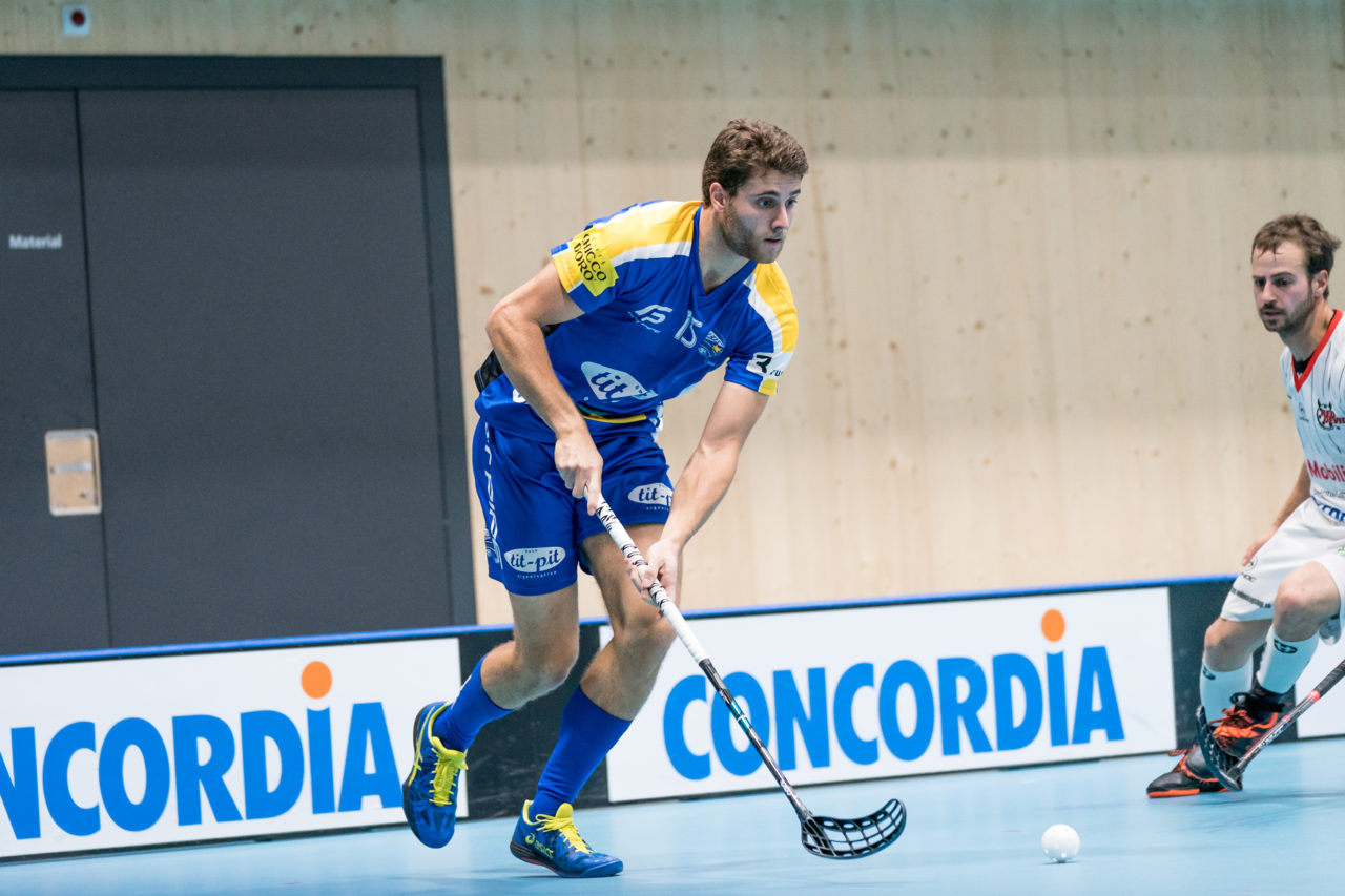 Sporthalle Stighag (Kloten), 12.10.2019, Unihockey Herren NLB 7. Runde, Kloten-Dietlikon Jets - RD March-Höfe Altendorf, Andrea Vitali (Nr. 15, Kloten-Dietlikon Jets) am Ball

(Claudio Schwarz, unihockey-fotos.ch)