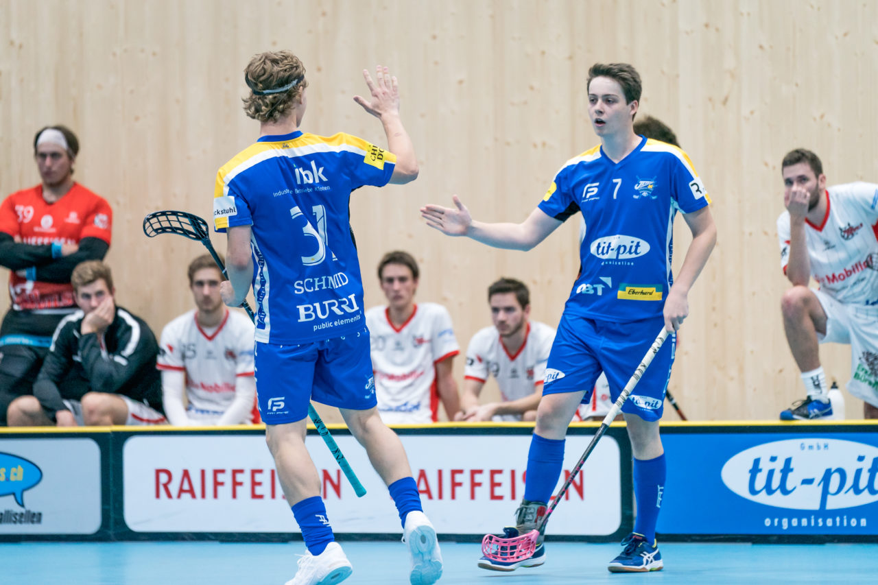 Sporthalle Stighag (Kloten), 12.10.2019, Unihockey Herren NLB 7. Runde, Kloten-Dietlikon Jets - RD March-Höfe Altendorf, Pascal Beutler (Nr. 7, Kloten-Dietlikon Jets) bejubelt seinen Treffer mit Mischa Schmid (Nr. 31, Kloten-Dietlikon Jets)

(Claudio Schwarz, unihockey-fotos.ch)