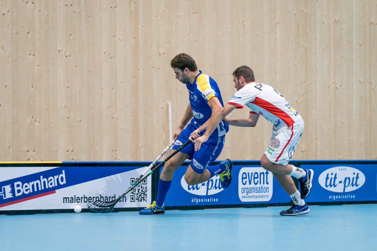 Sporthalle Stighag (Kloten), 12.10.2019, Unihockey Herren NLB 7. Runde, Kloten-Dietlikon Jets - RD March-Höfe Altendorf, Andrea Vitali (Nr. 15, Kloten-Dietlikon Jets) enteilt einem Red Devil

(Claudio Schwarz, unihockey-fotos.ch)