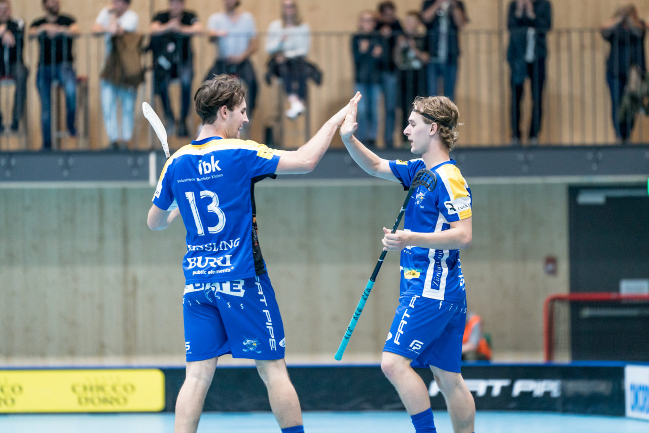 Sporthalle Stighag (Kloten), 12.10.2019, Unihockey Herren NLB 7. Runde, Kloten-Dietlikon Jets - RD March-Höfe Altendorf, Mischa Schmid (Nr. 31, Kloten-Dietlikon Jets) klatscht mit David Kissling (Nr. 13, Kloten-Dietlikon Jets) ab

(Claudio Schwarz, unihockey-fotos.ch)