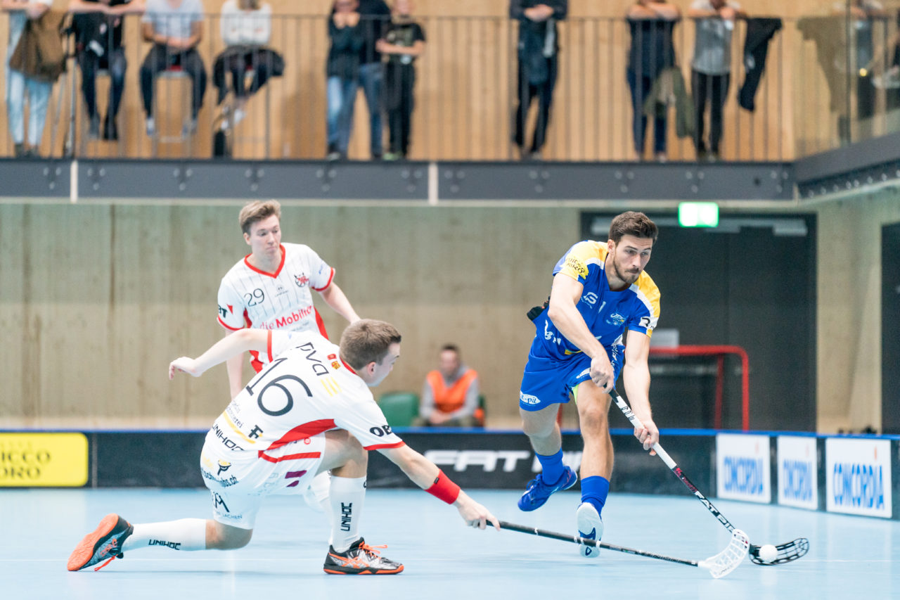 Sporthalle Stighag (Kloten), 12.10.2019, Unihockey Herren NLB 7. Runde, Kloten-Dietlikon Jets - RD March-Höfe Altendorf, Michael Schmied (Nr. 11, Kloten-Dietlikon Jets) spielt den Ball

(Claudio Schwarz, unihockey-fotos.ch)
