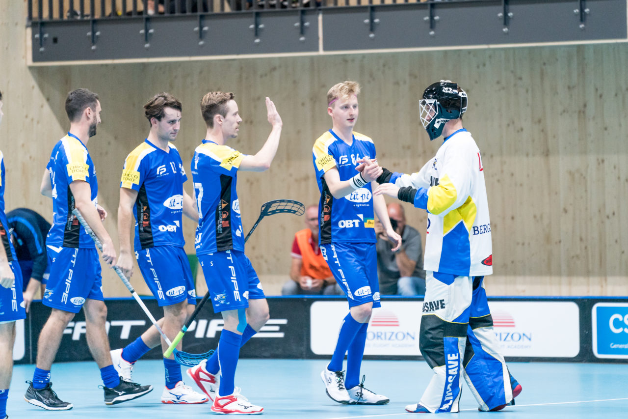 Sporthalle Stighag (Kloten), 12.10.2019, Unihockey Herren NLB 7. Runde, Kloten-Dietlikon Jets - RD March-Höfe Altendorf, Jubel über den Sieg bei den Jets

(Claudio Schwarz, unihockey-fotos.ch)