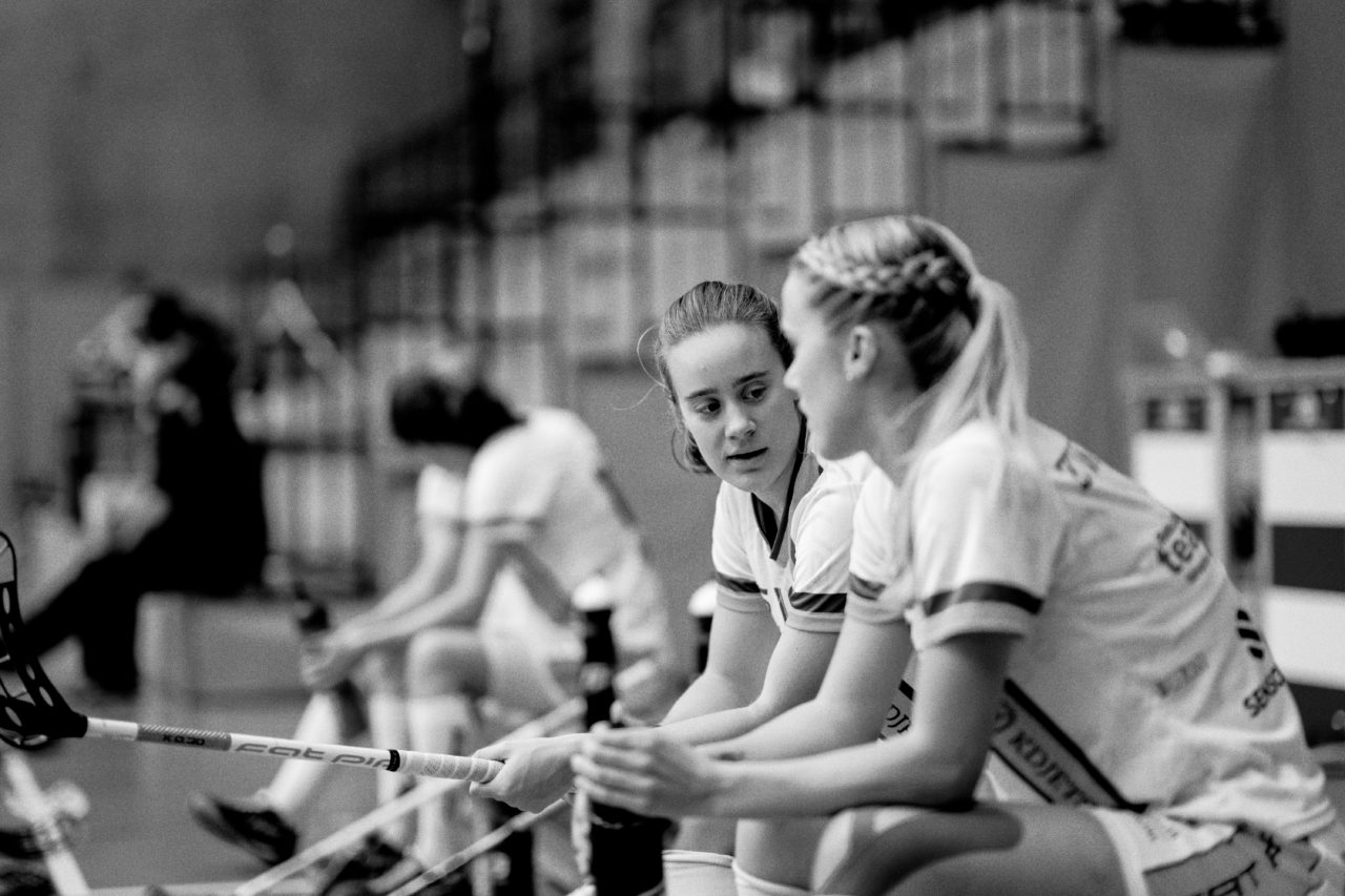 Sporthalle Wühre (Appenzell), 27.10.2019, Unihockey Damen Cup 1/8-Final, Unihockey Appenzell - Kloten-Dietlikon Jets, Kassandra Luck (Nr. 18, Kloten-Dietlikon Jets) im Gespräch mit Sereina Zwissler (Nr. 51, Kloten-Dietlikon Jets)

(Claudio Schwarz, unihockey-fotos.ch)