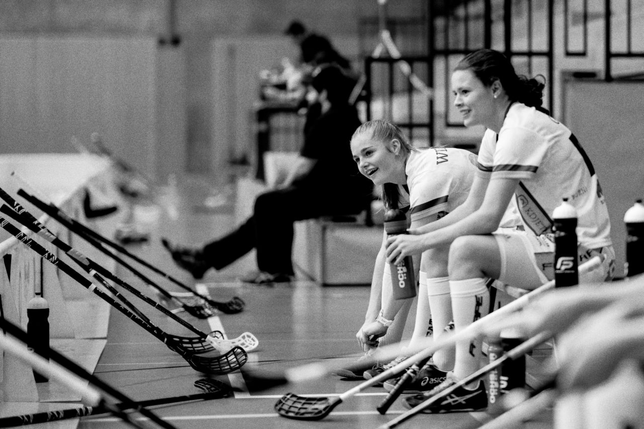 Sporthalle Wühre (Appenzell), 27.10.2019, Unihockey Damen Cup 1/8-Final, Unihockey Appenzell - Kloten-Dietlikon Jets, Leonie Wieland (Nr. 2, Kloten-Dietlikon Jets) und Isabelle Gerig (Nr. 23, Kloten-Dietlikon Jets) beim Einspielen

(Claudio Schwarz, unihockey-fotos.ch)
