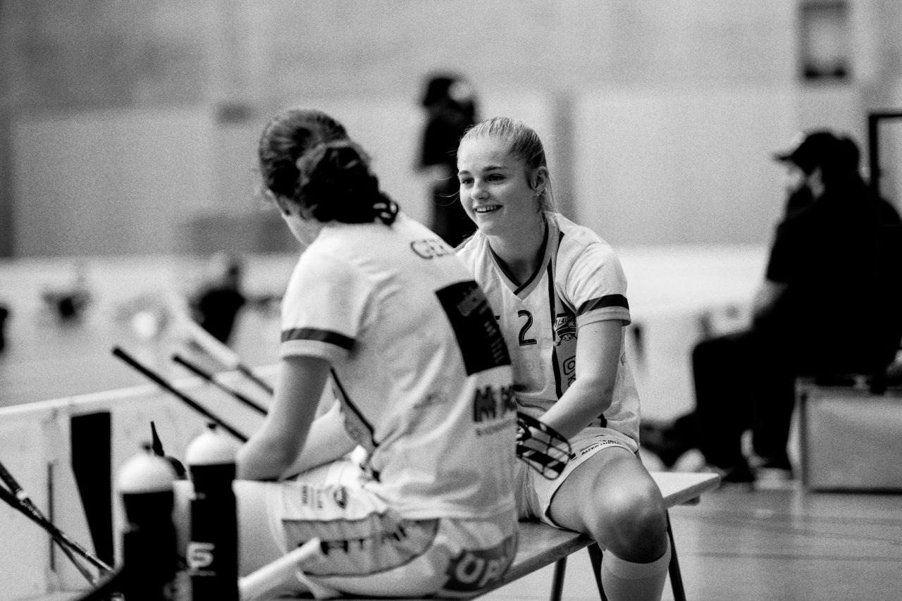Sporthalle Wühre (Appenzell), 27.10.2019, Unihockey Damen Cup 1/8-Final, Unihockey Appenzell - Kloten-Dietlikon Jets, Leonie Wieland (Nr. 2, Kloten-Dietlikon Jets) im Gespräch mit Isabelle Gerig (Nr. 23, Kloten-Dietlikon Jets)

(Claudio Schwarz, unihockey-fotos.ch)