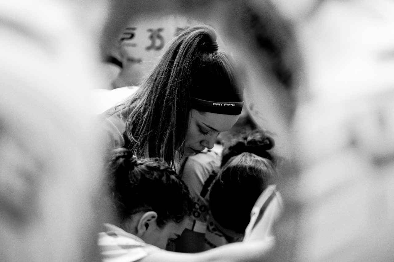 Sporthalle Wühre (Appenzell), 27.10.2019, Unihockey Damen Cup 1/8-Final, Unihockey Appenzell - Kloten-Dietlikon Jets, Tanja Bühler (Nr. 92, Kloten-Dietlikon Jets) bei der Torhüterbeschwörung

(Claudio Schwarz, unihockey-fotos.ch)