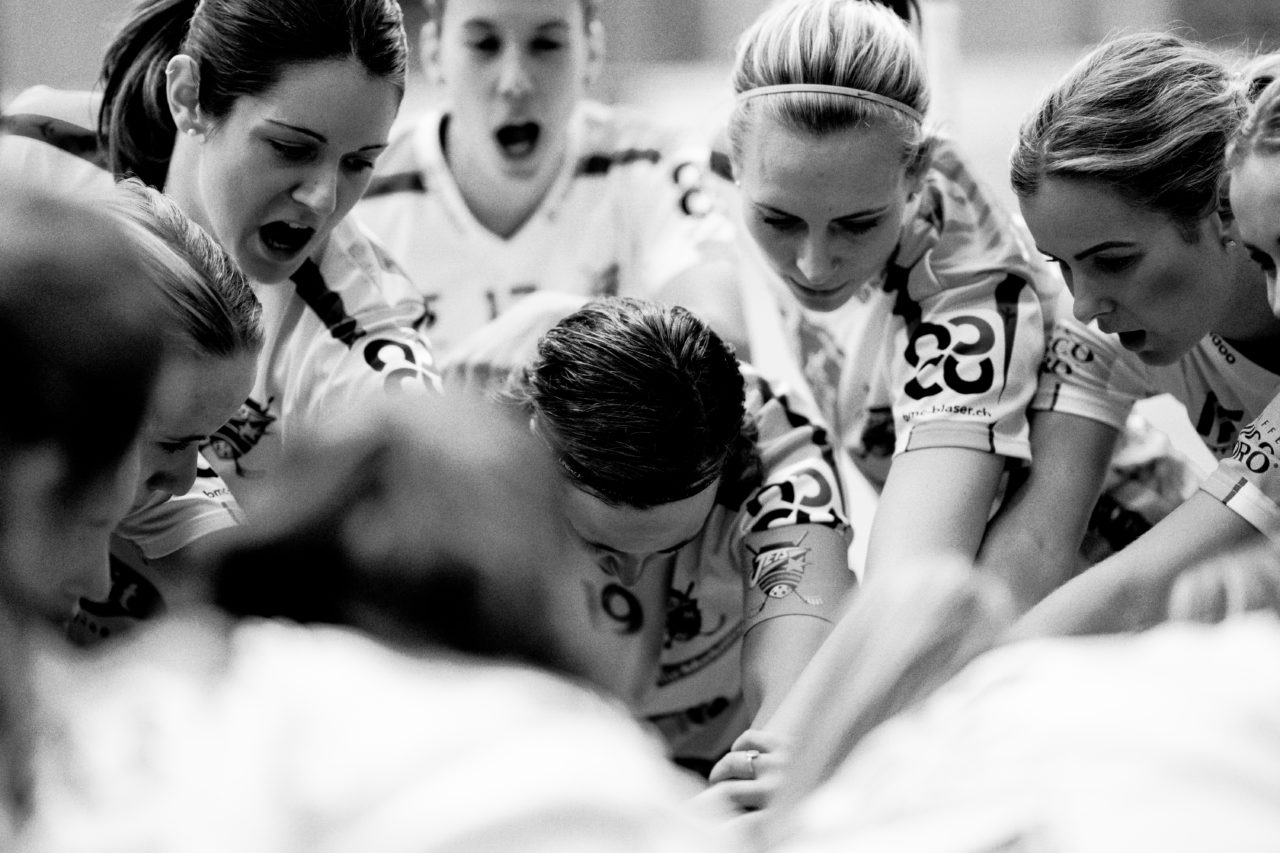 Sporthalle Wühre (Appenzell), 27.10.2019, Unihockey Damen Cup 1/8-Final, Unihockey Appenzell - Kloten-Dietlikon Jets, Torhüterbeschwörung Jets

(Claudio Schwarz, unihockey-fotos.ch)